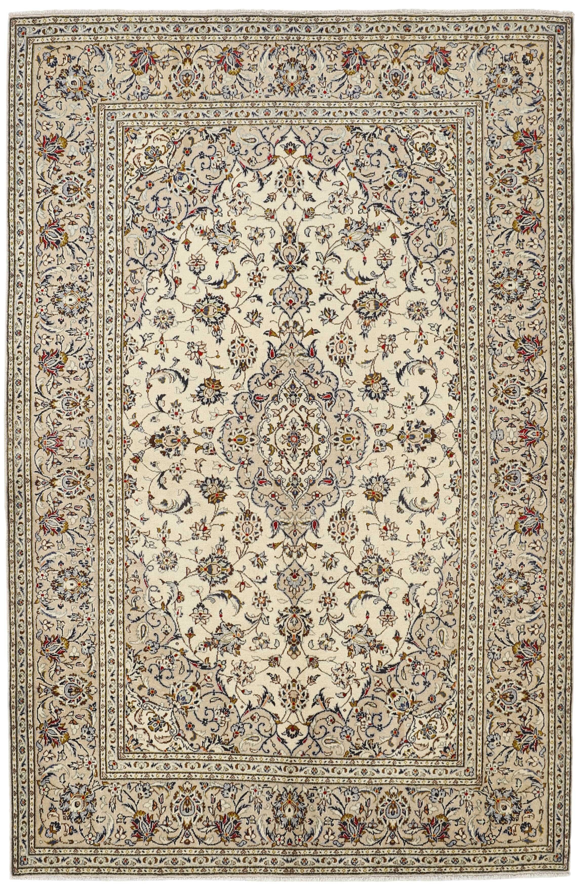 Traditional bordered Keshan rug with cream background