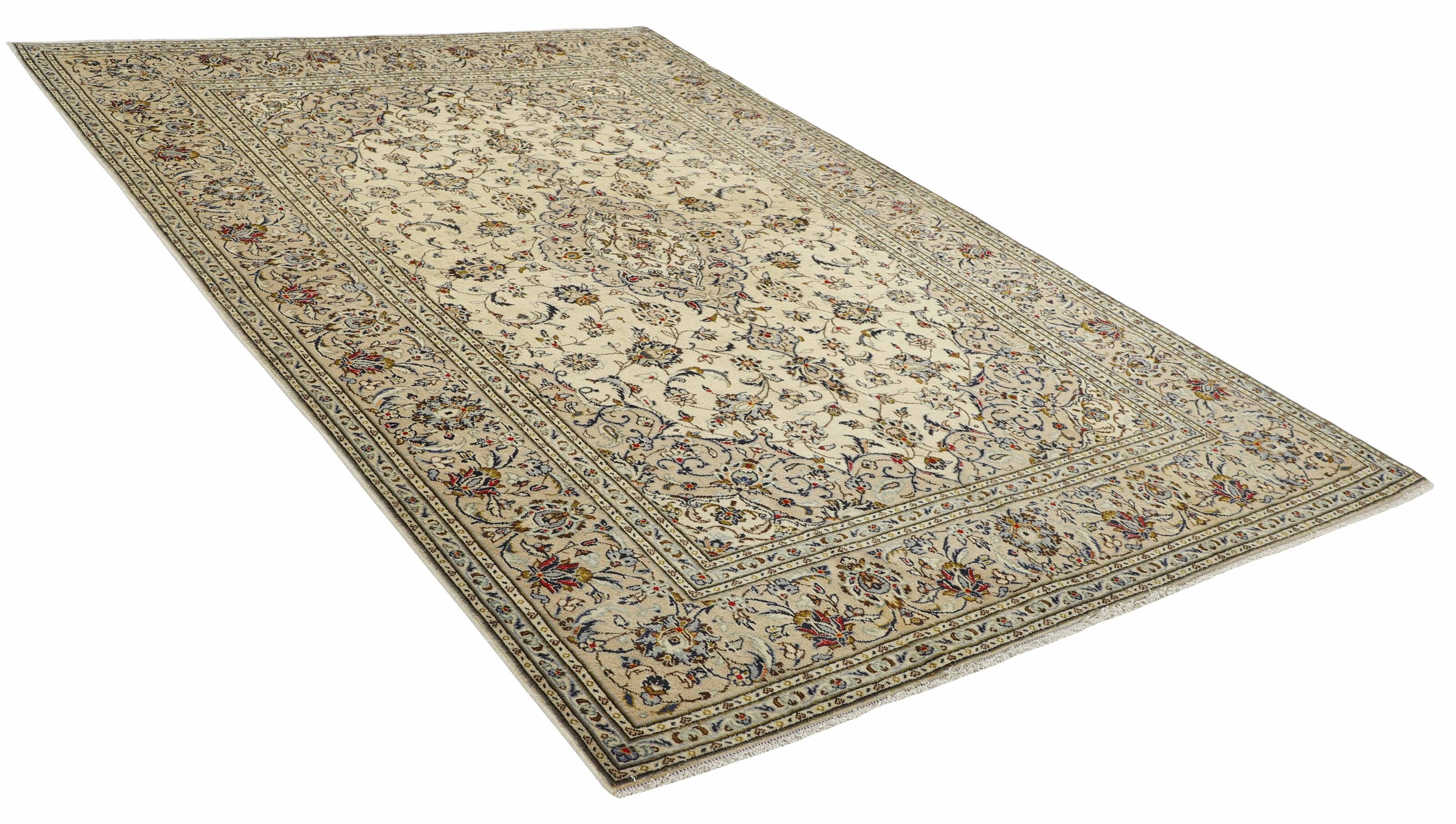 Traditional bordered Keshan rug with cream background