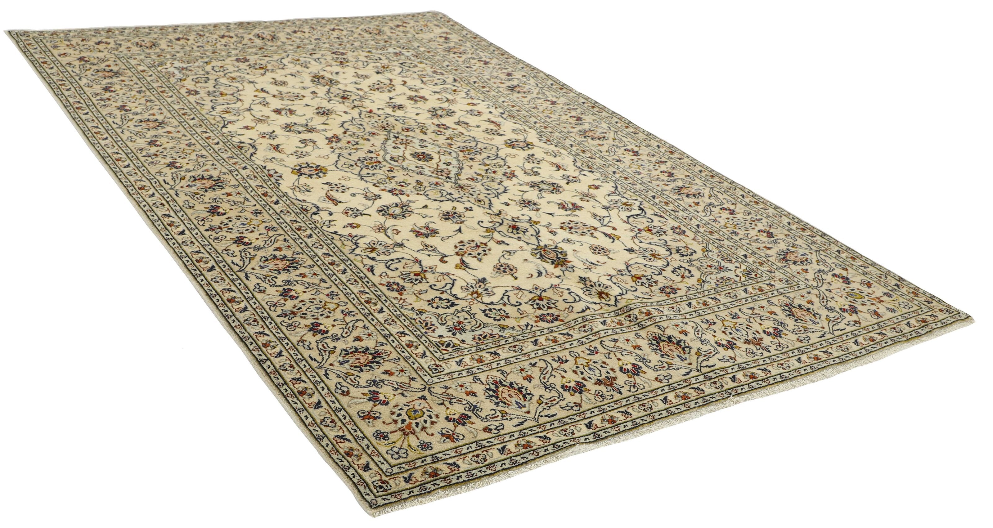 Traditional bordered Keshan rug with cream background