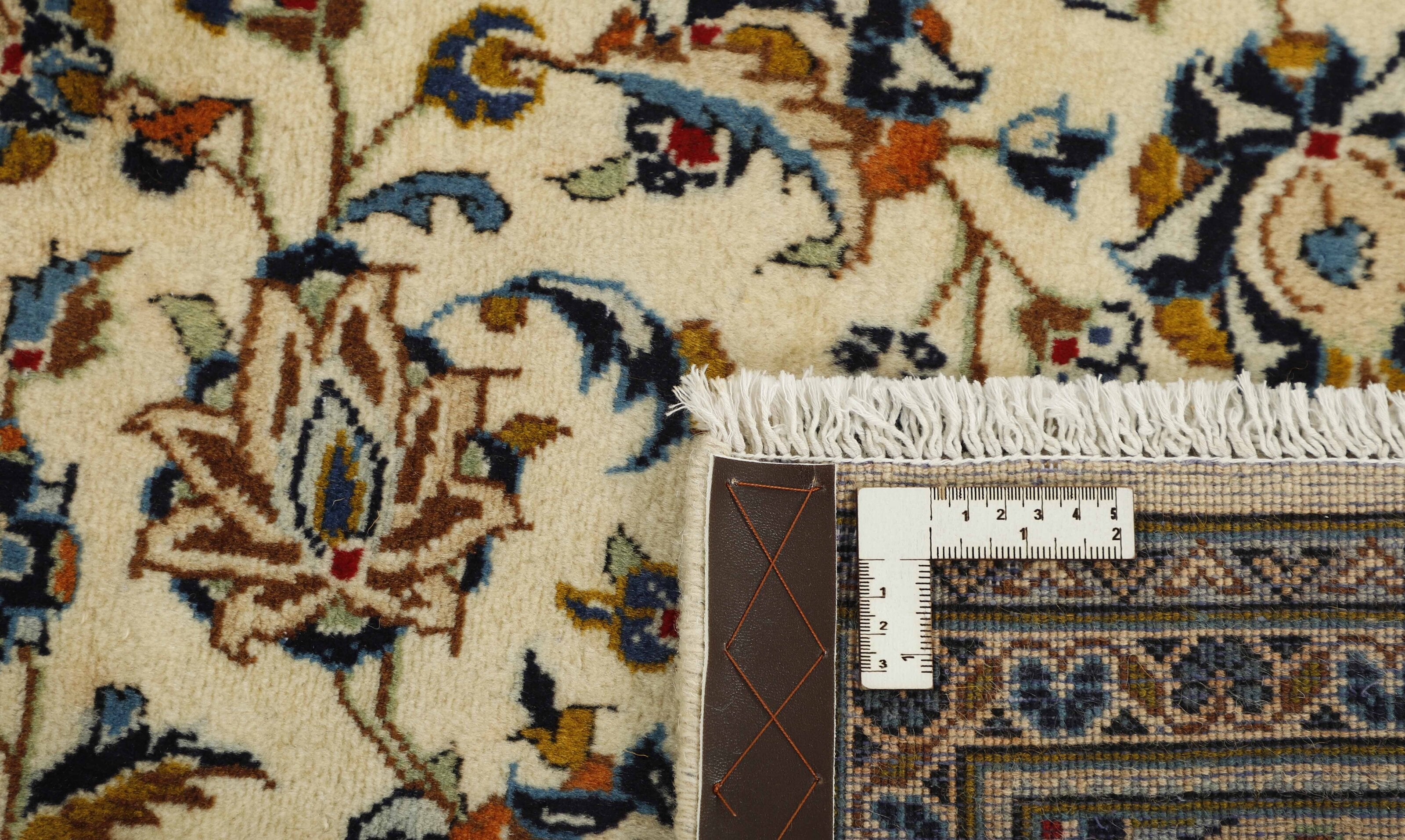 Traditional bordered Keshan rug with cream background