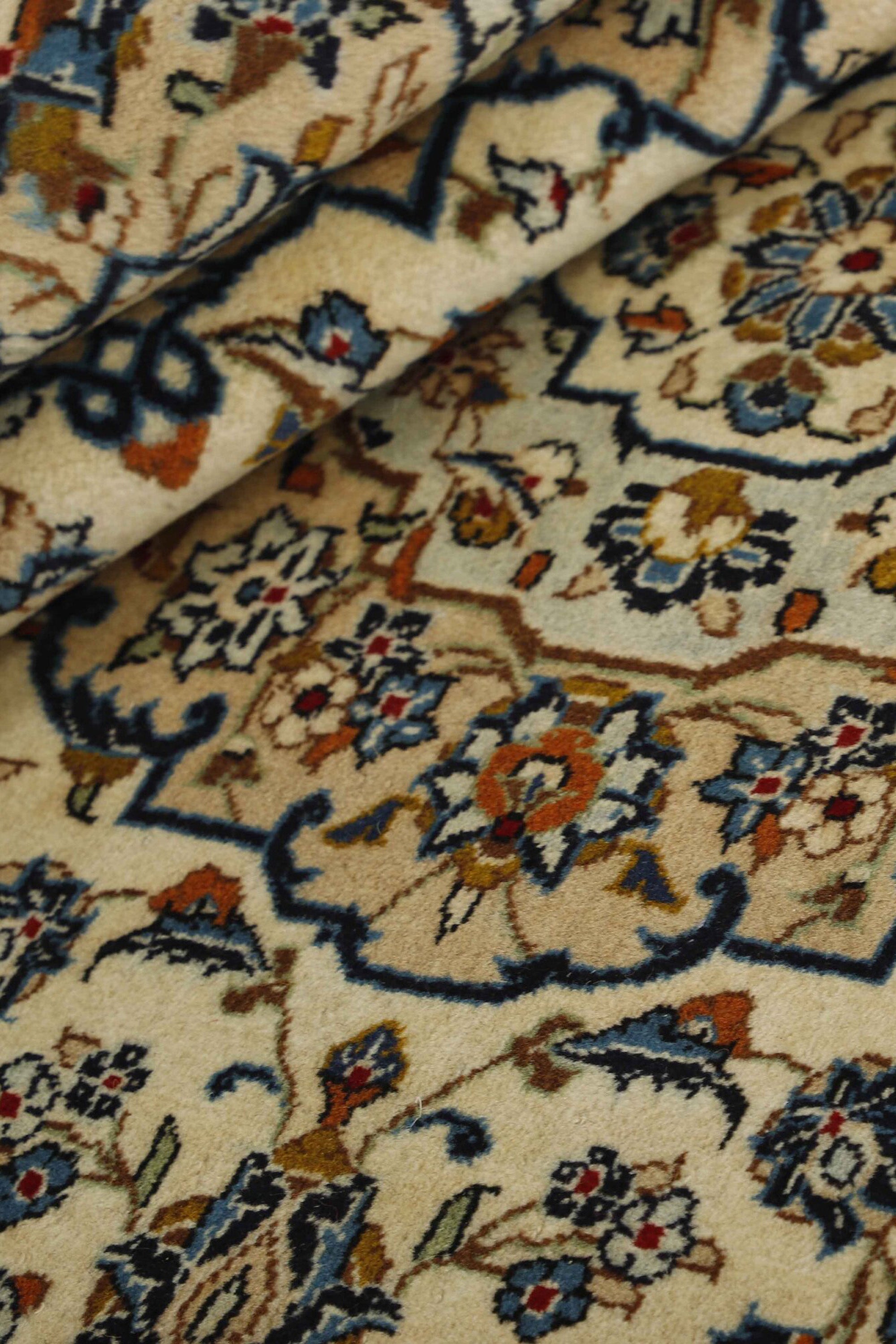 Traditional bordered Keshan rug with cream background
