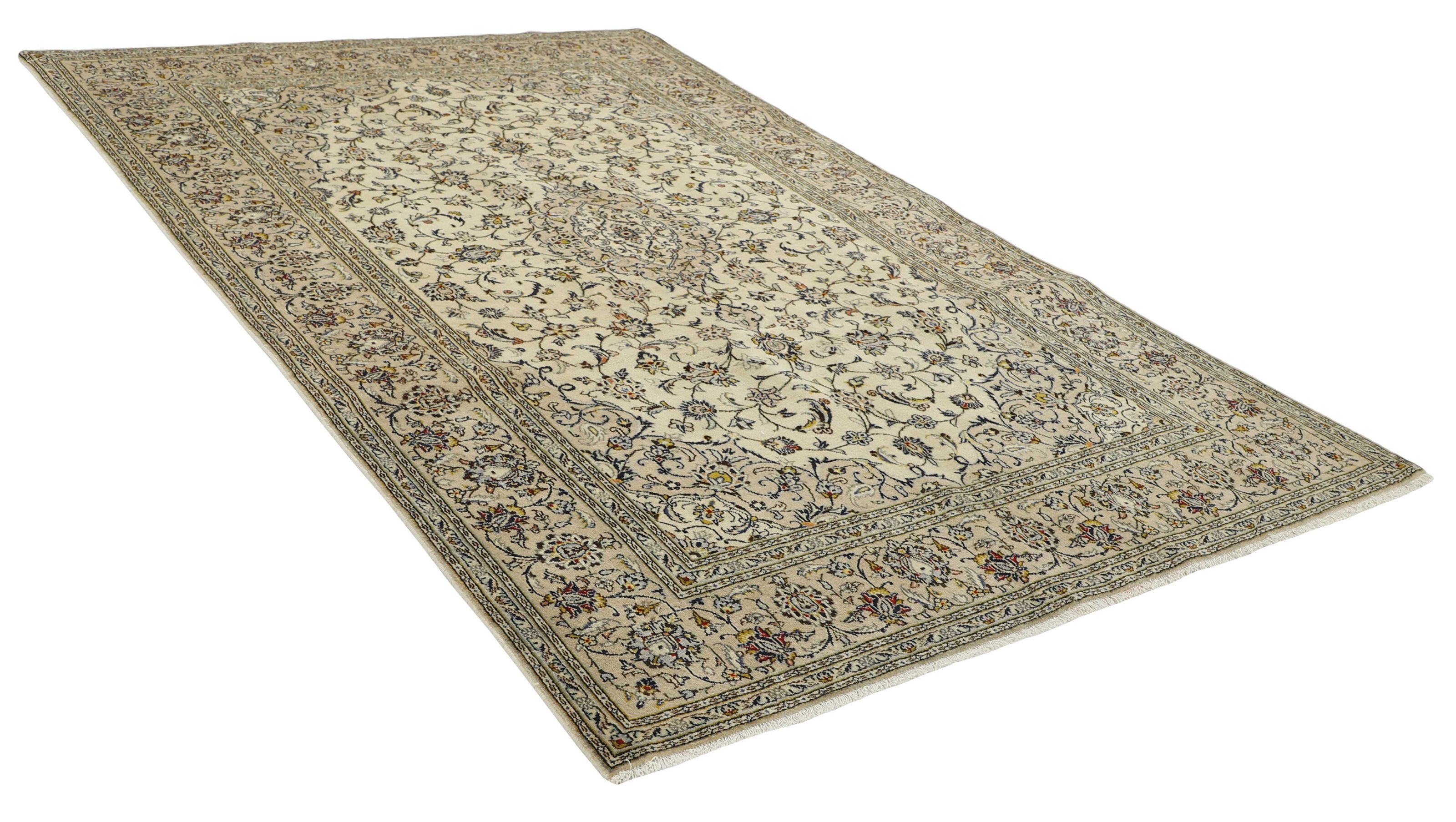 Traditional bordered Keshan rug with cream background