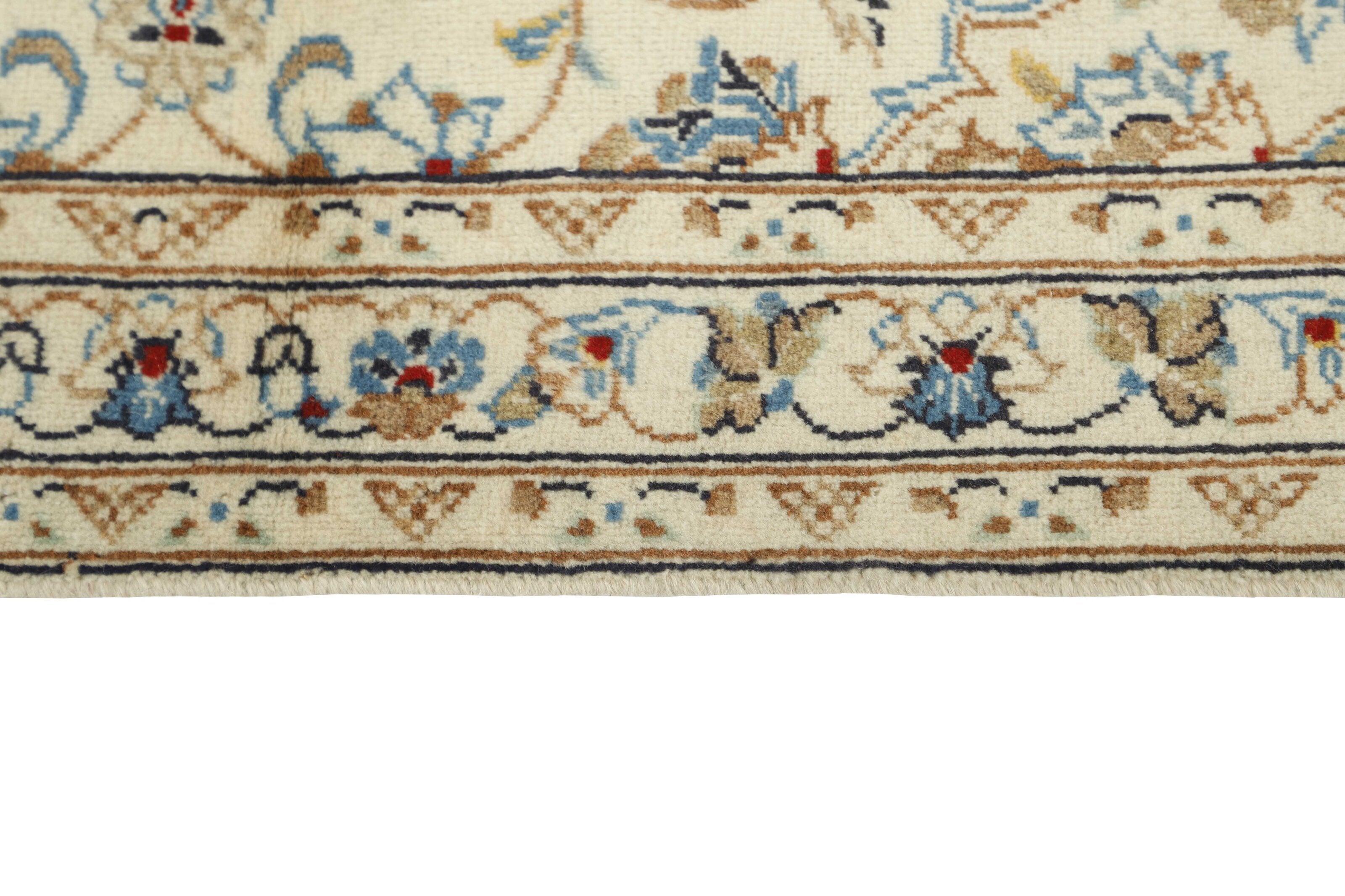 Traditional bordered Keshan rug with cream background