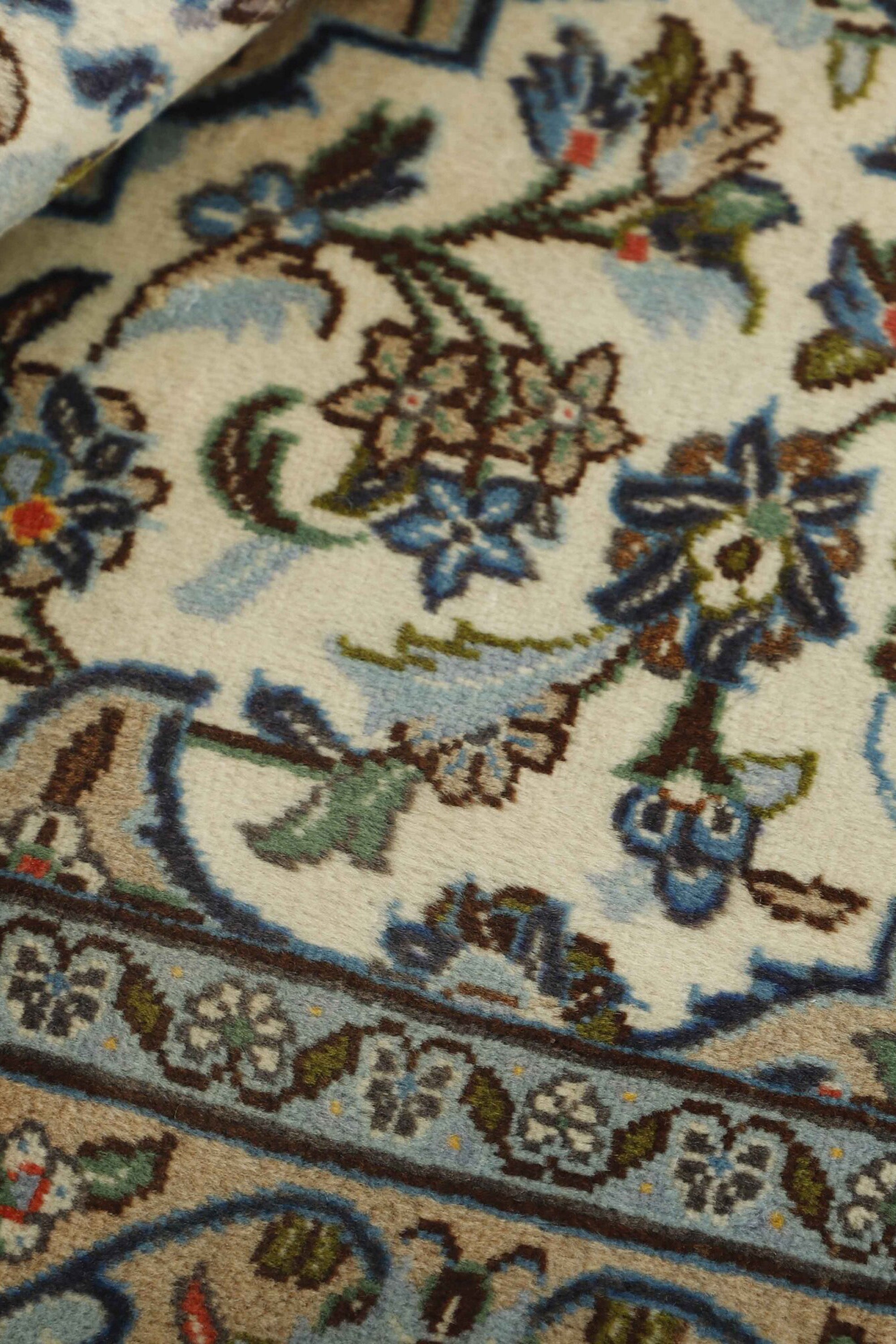 Traditional bordered Keshan rug with cream background