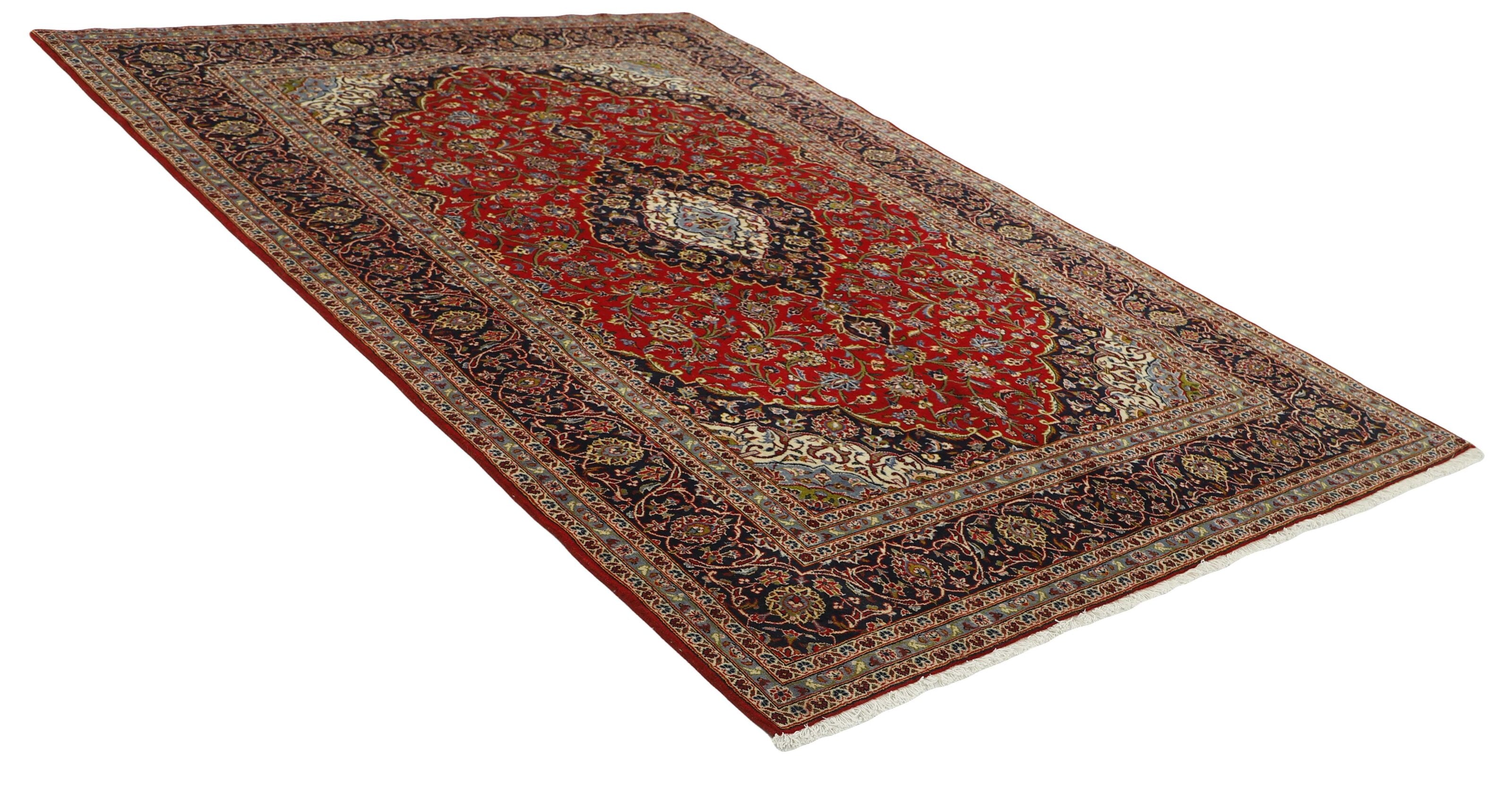 Traditional bordered Keshan rug with red background