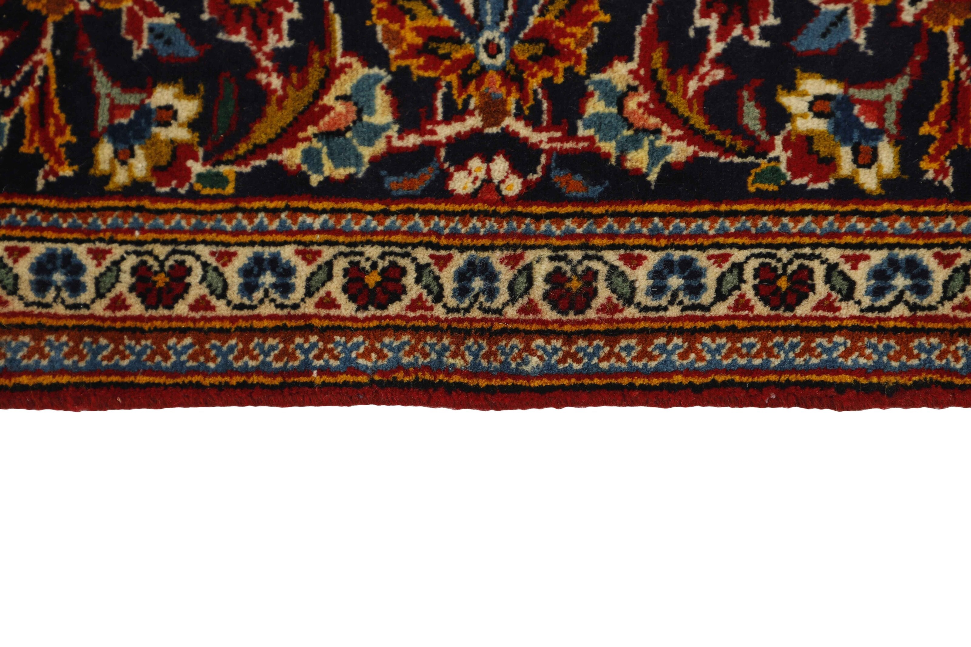 Traditional bordered Keshan rug with red background