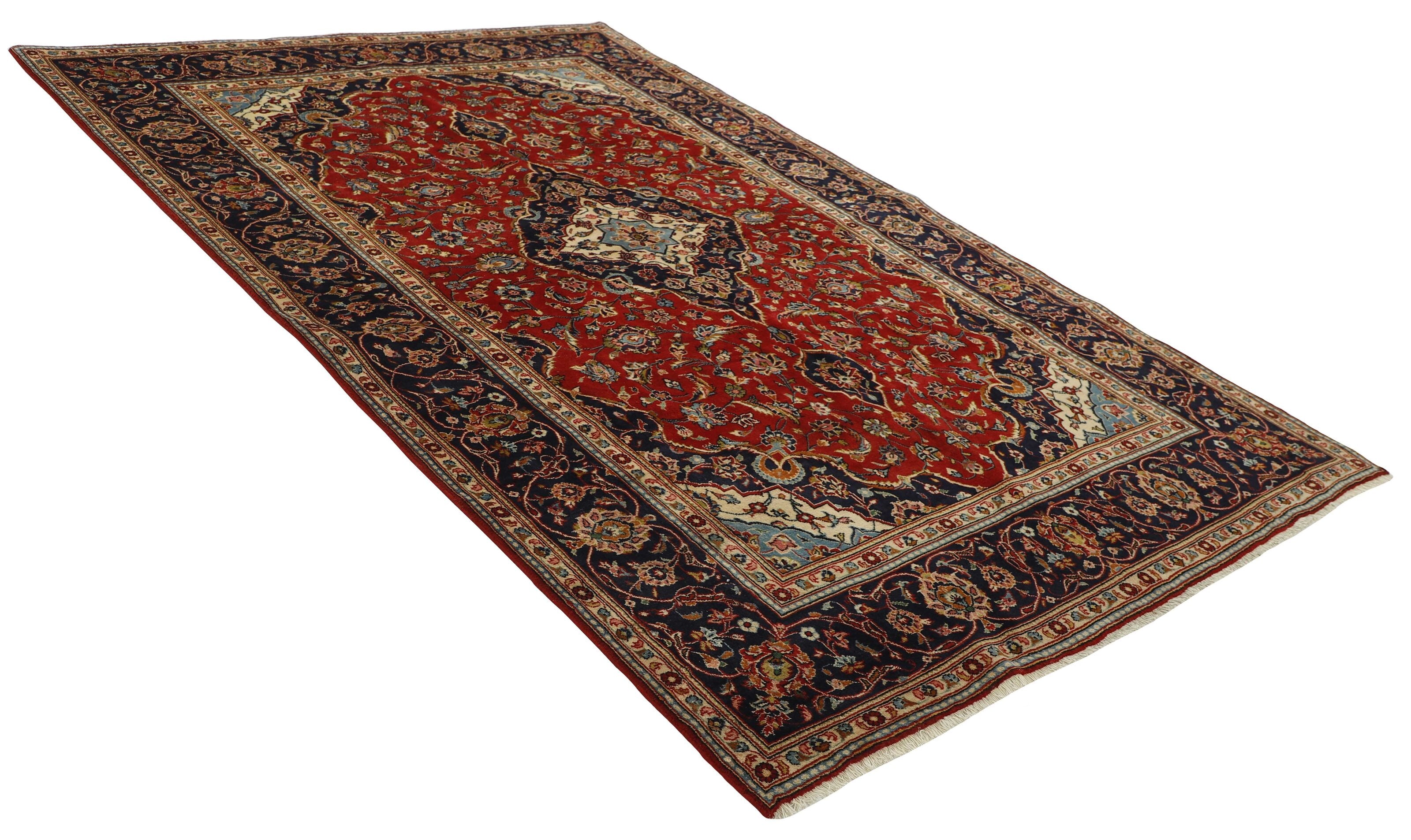 Traditional bordered Keshan rug with red background