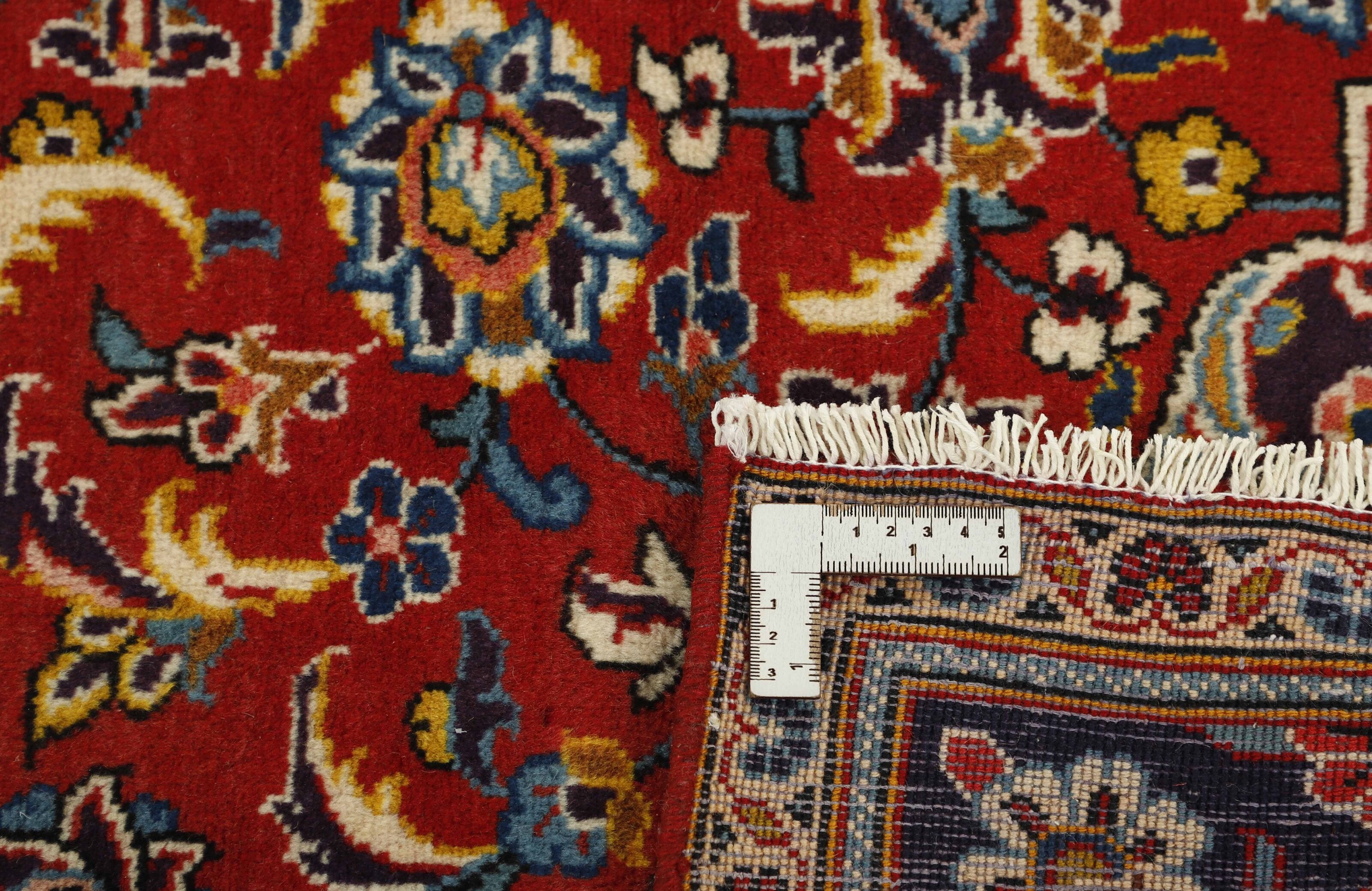 Traditional bordered Keshan rug with red background