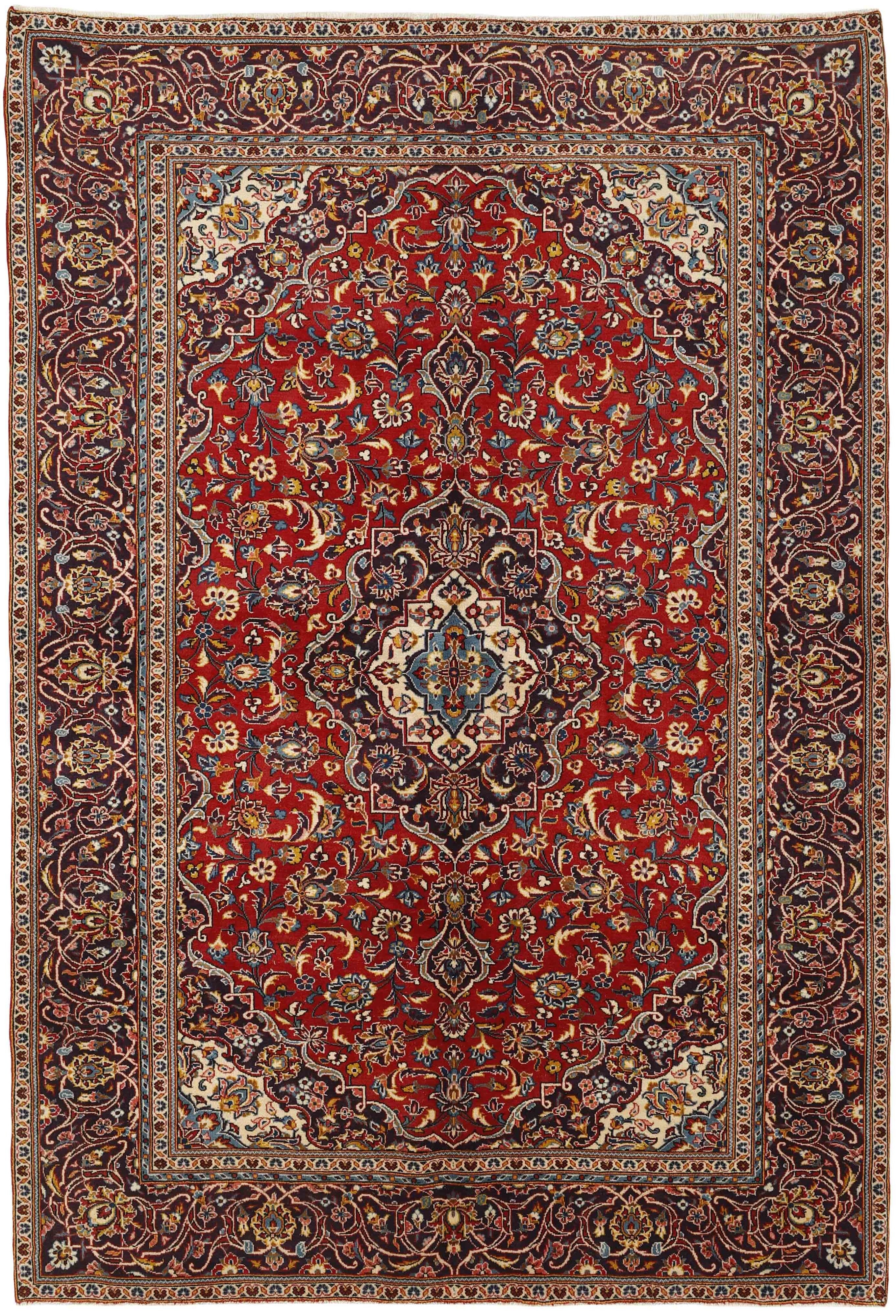 Traditional bordered Keshan rug with red background