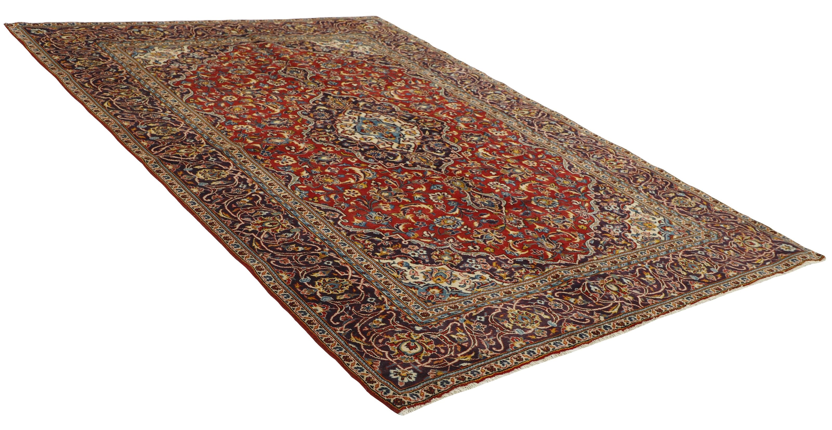 Traditional bordered Keshan rug with red background