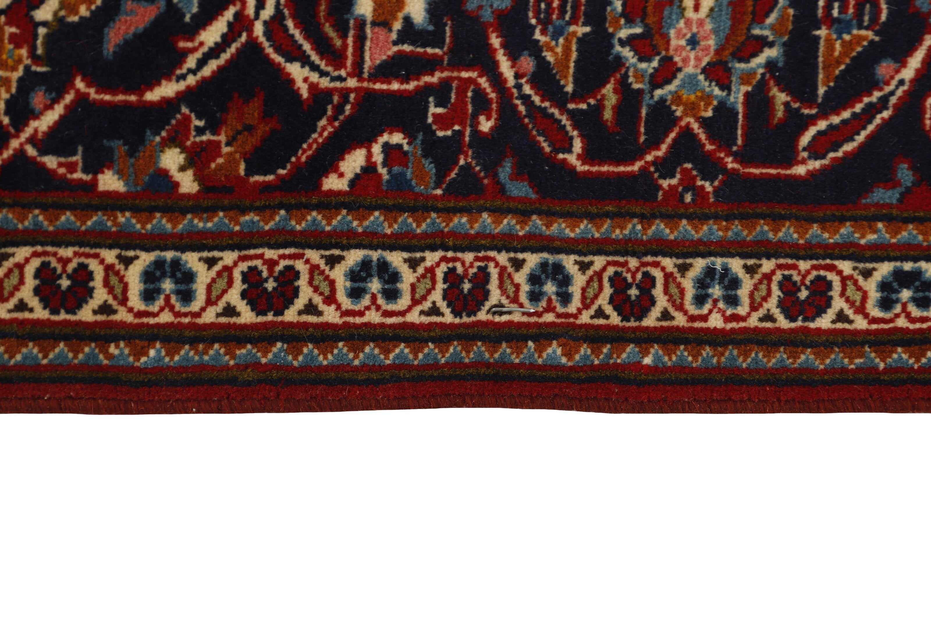 Traditional bordered Keshan rug with red background