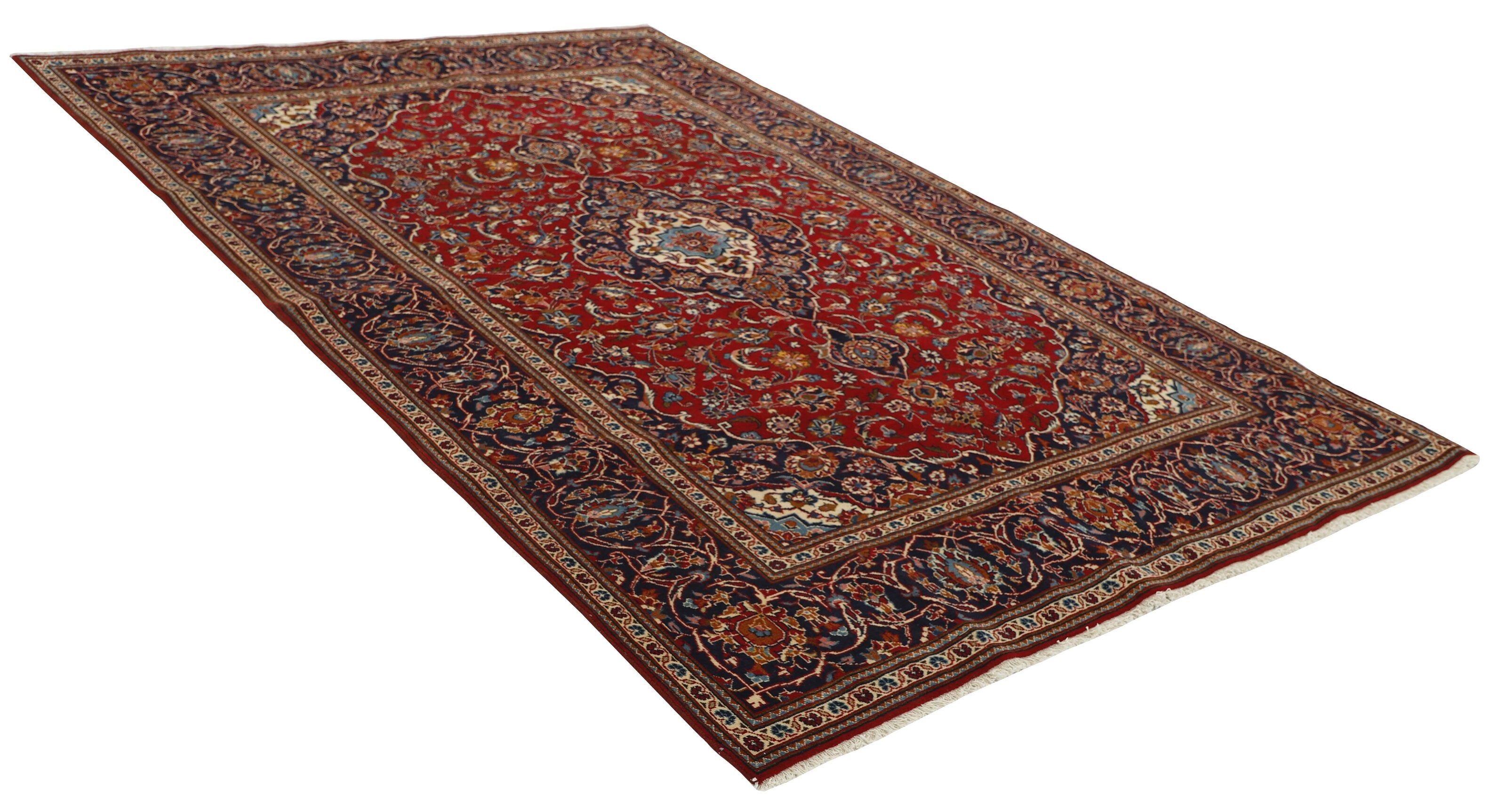 Traditional bordered Keshan rug with red background