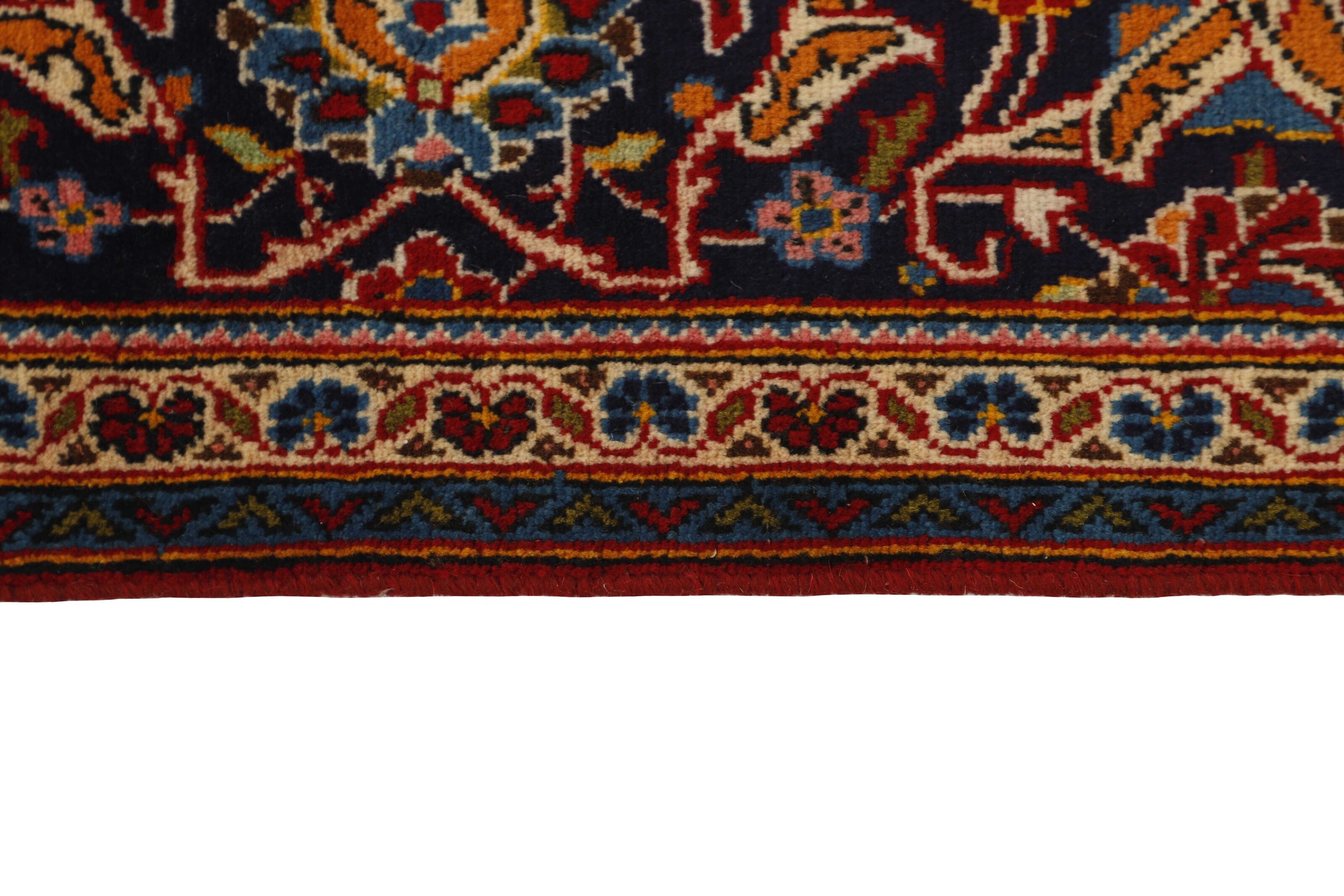 Traditional bordered Keshan rug with red background