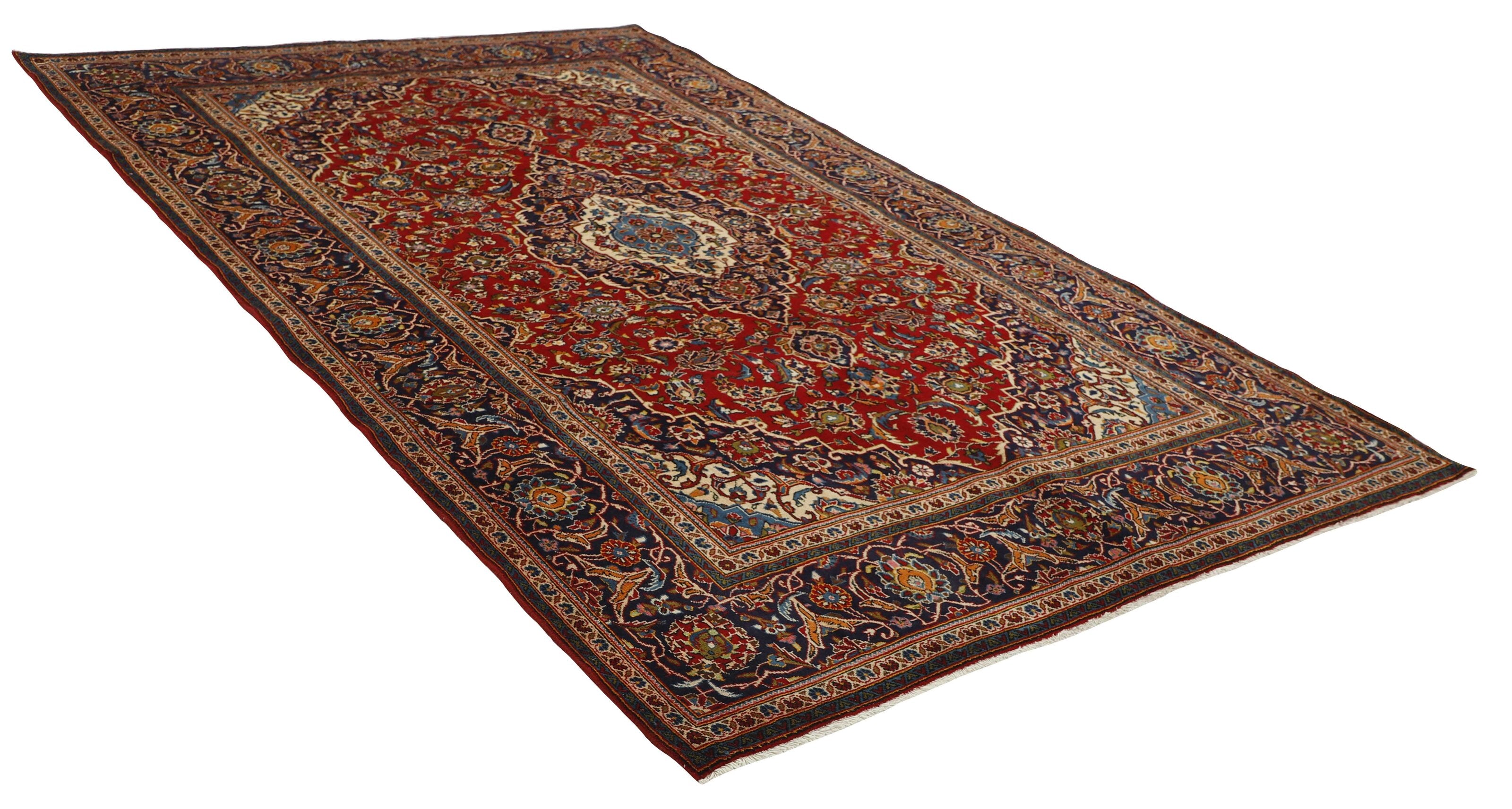 Traditional bordered Keshan rug with red background