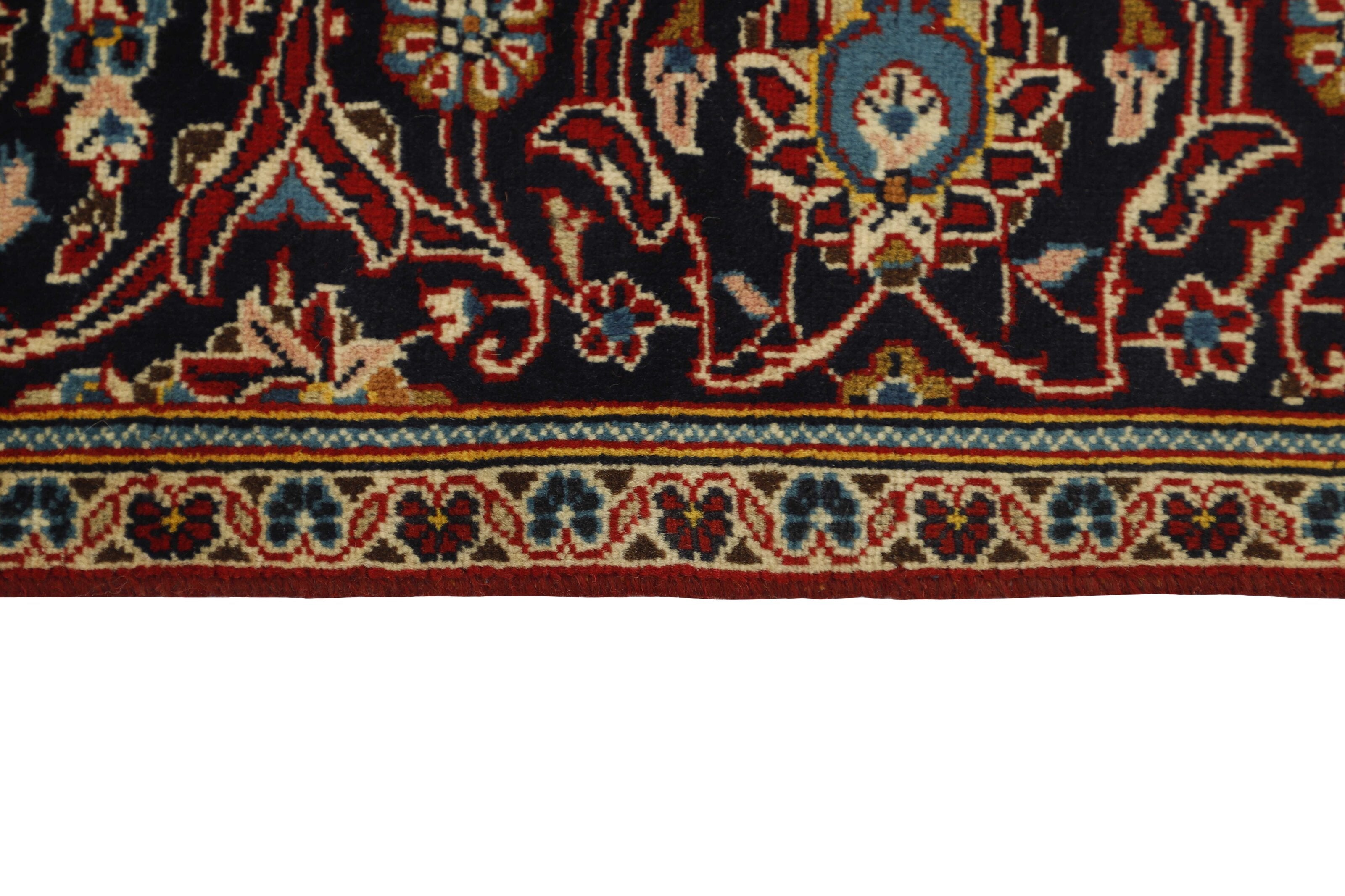 Traditional bordered Keshan rug with red background