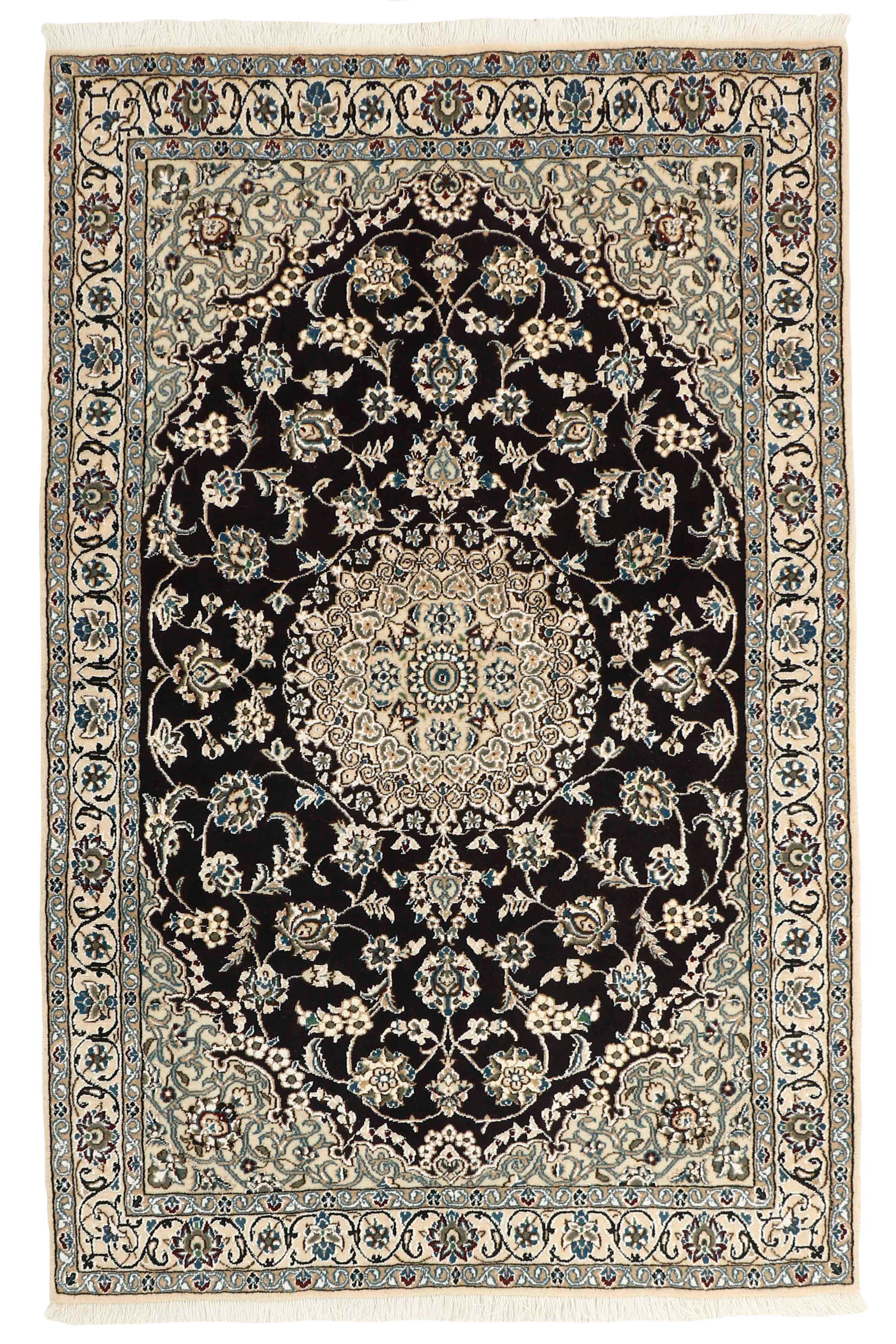 Traditional luxury Nain 9 LA rug in with black centre medallion