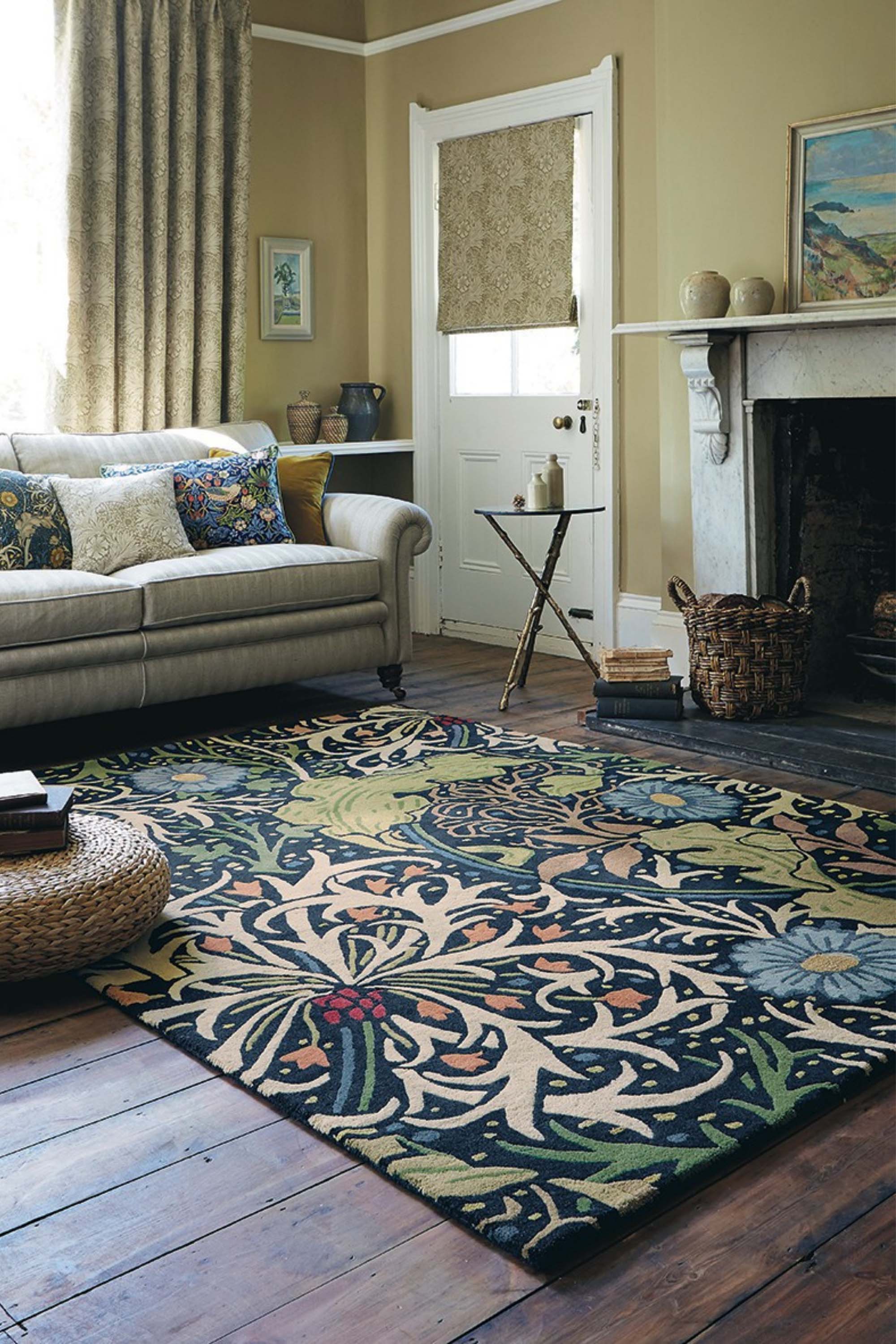 Grey wool rug with traditional floral and foliage pattern