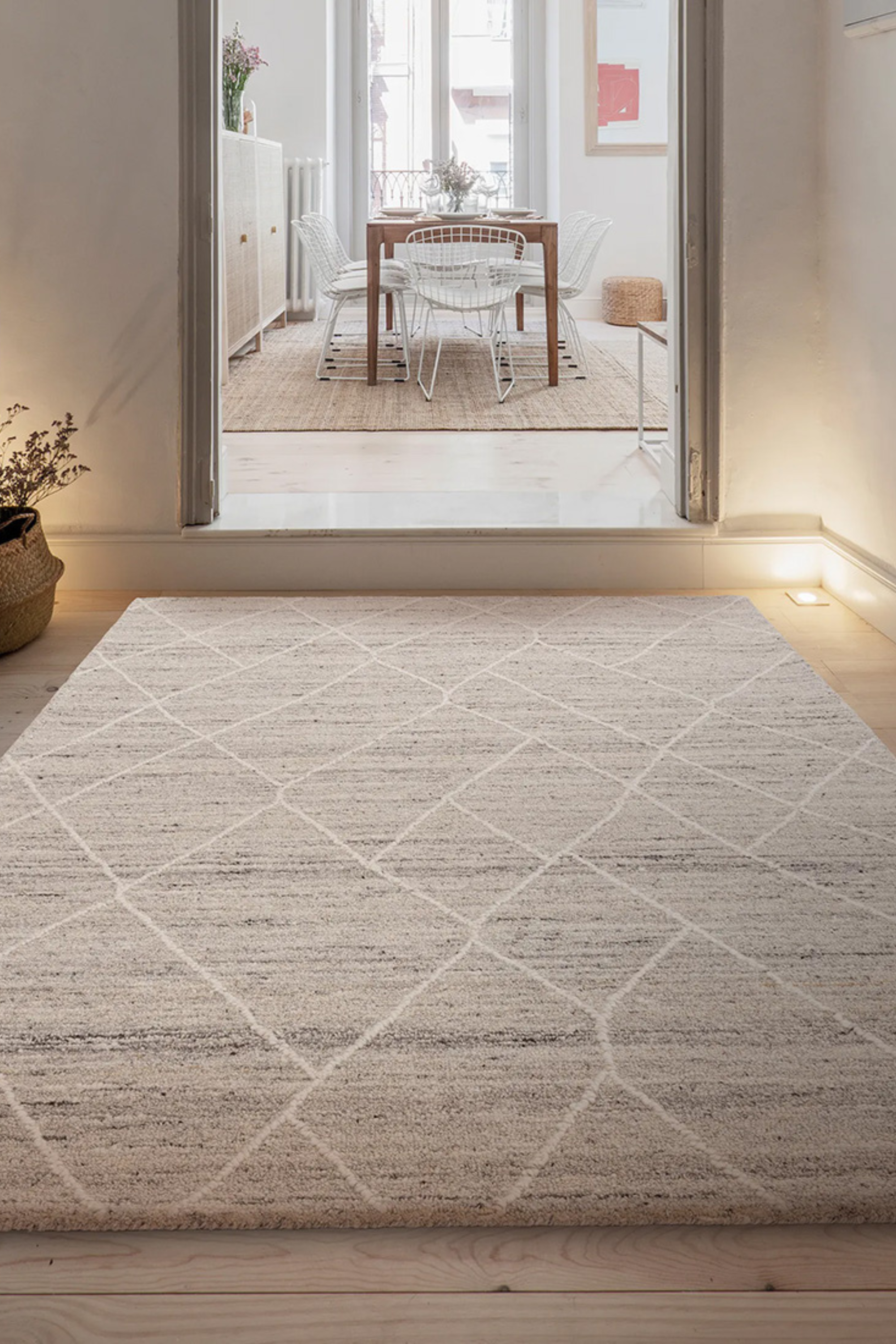 Silver wool rug with geometric pattern and heathered texture