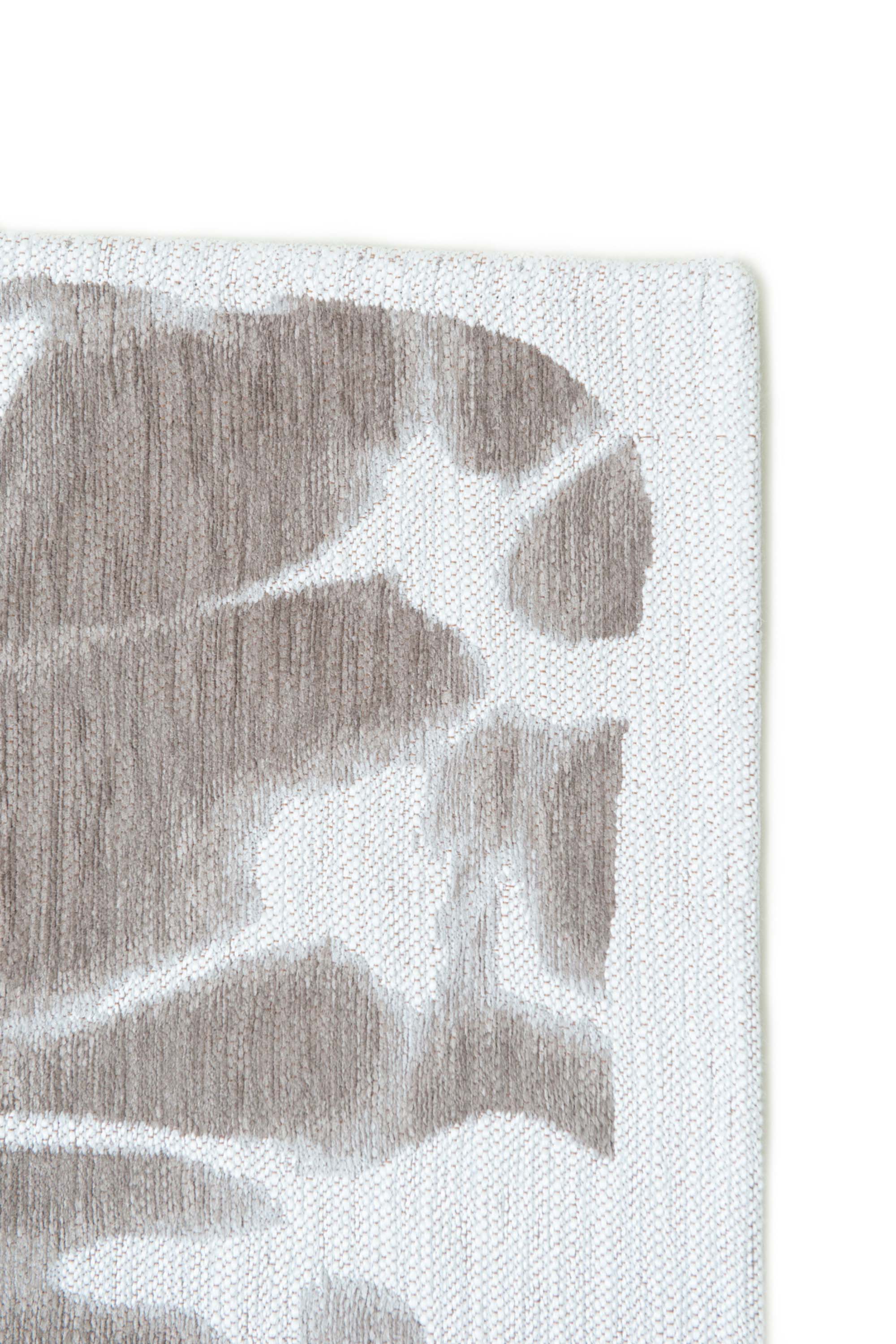 Modern rug with silver abstract water inspired pattern