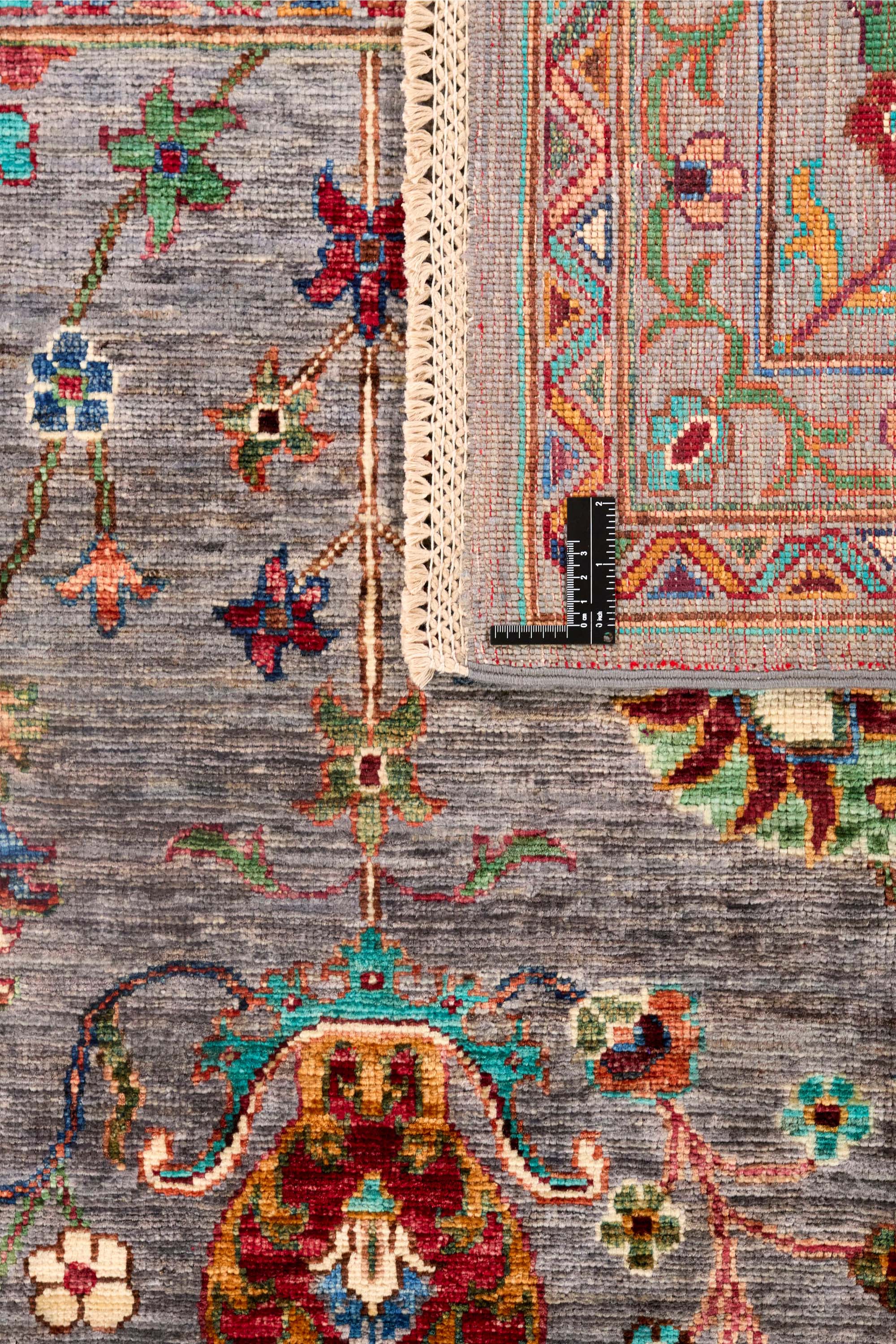 Traditional luxury rug with multicolour pattern