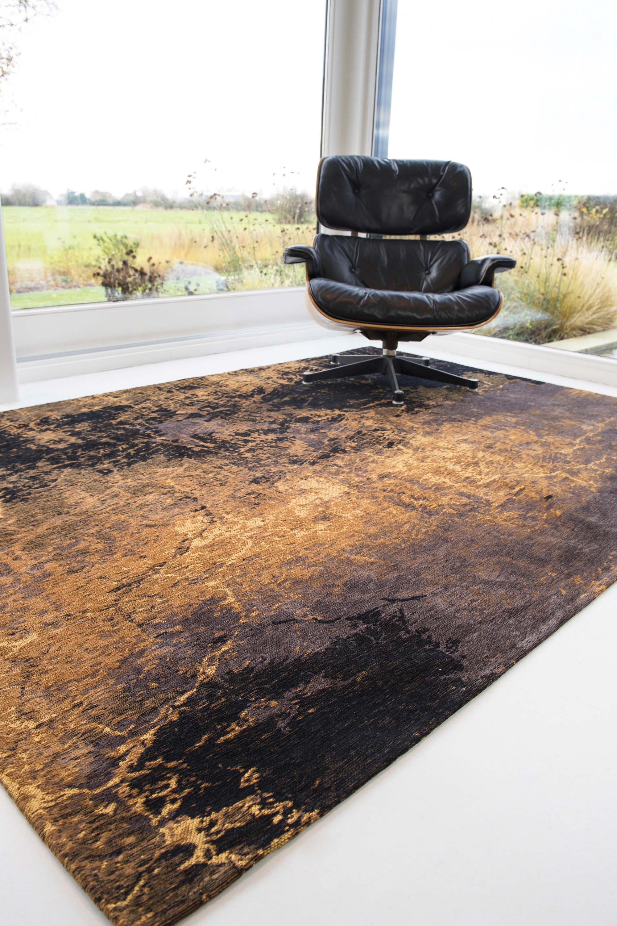 Flatweave rug with faded jagged abstract design in copper and charcoal