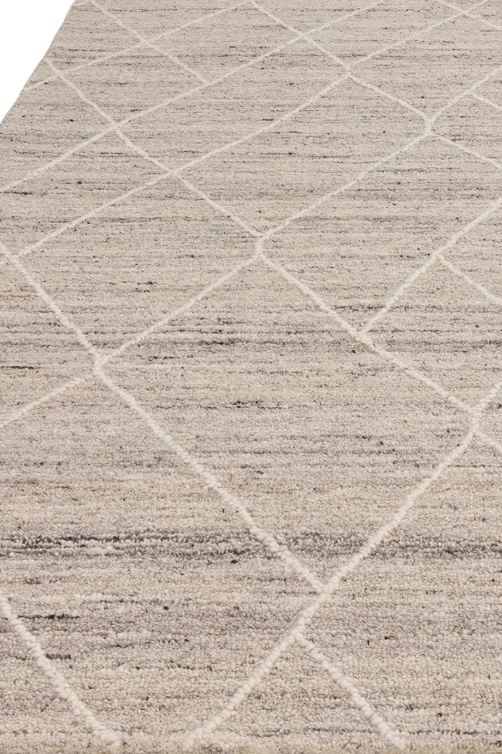 Silver wool rug with geometric pattern and heathered texture