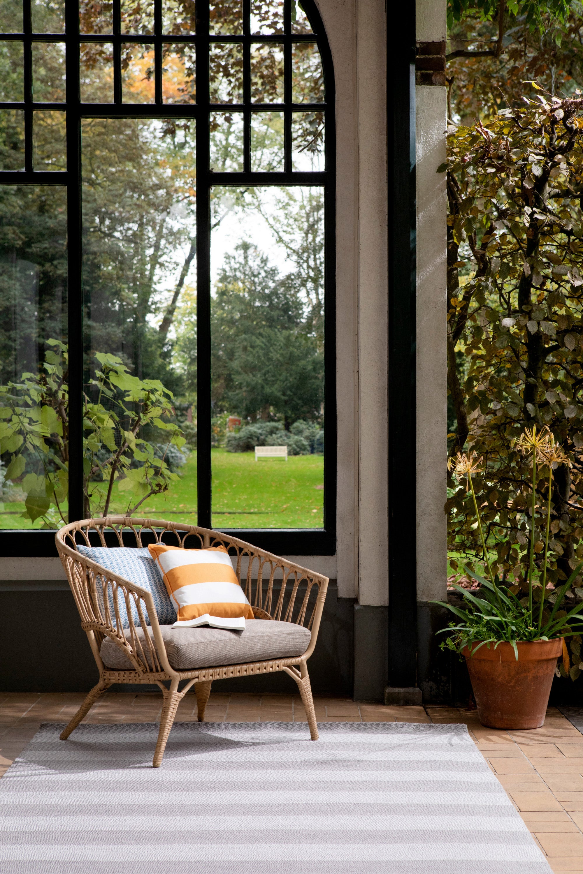 Grey stripe indoor/outdoor polypropylene rug