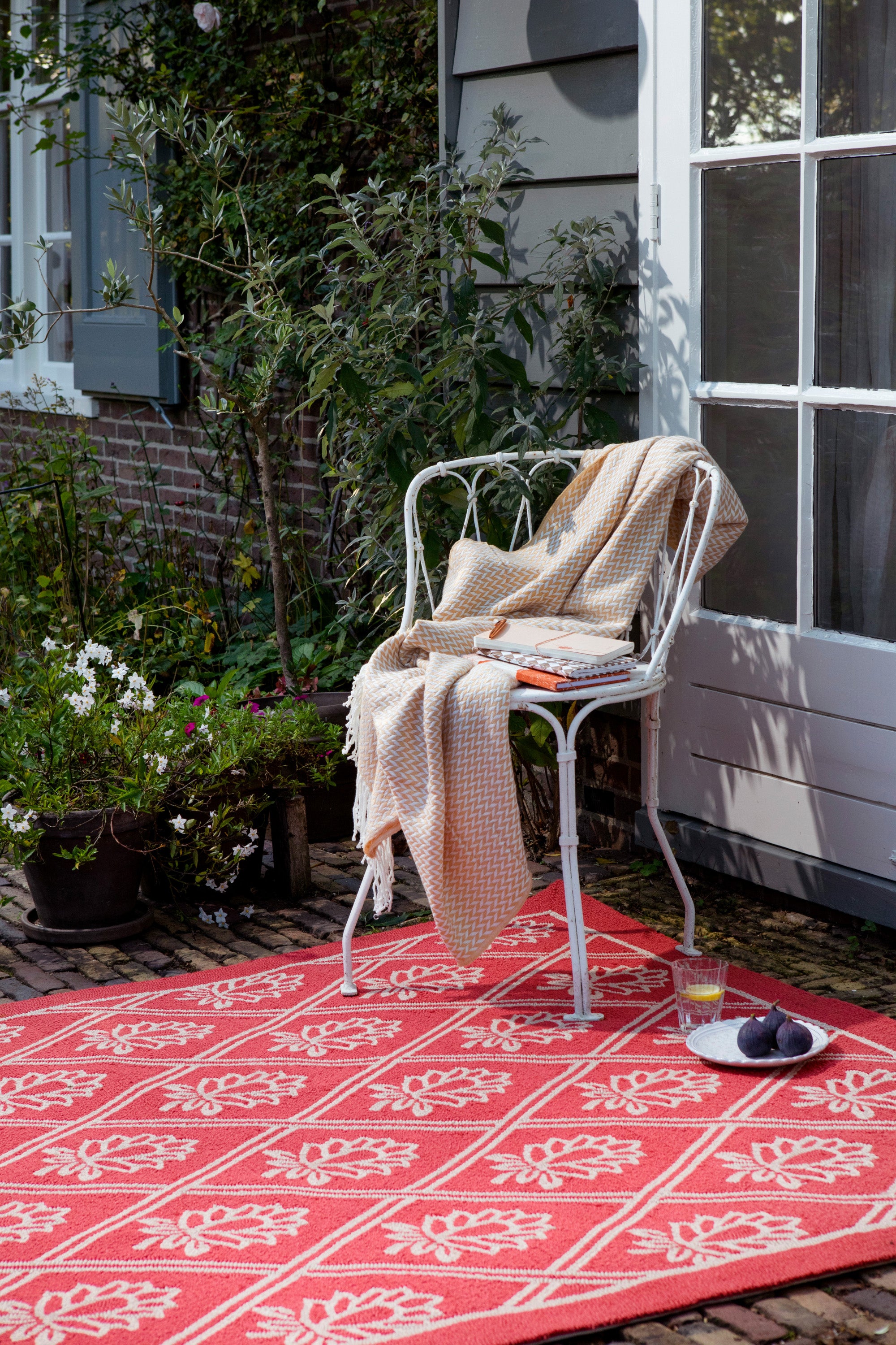 Red floral geometric indoor/outdoor polypropylene rug