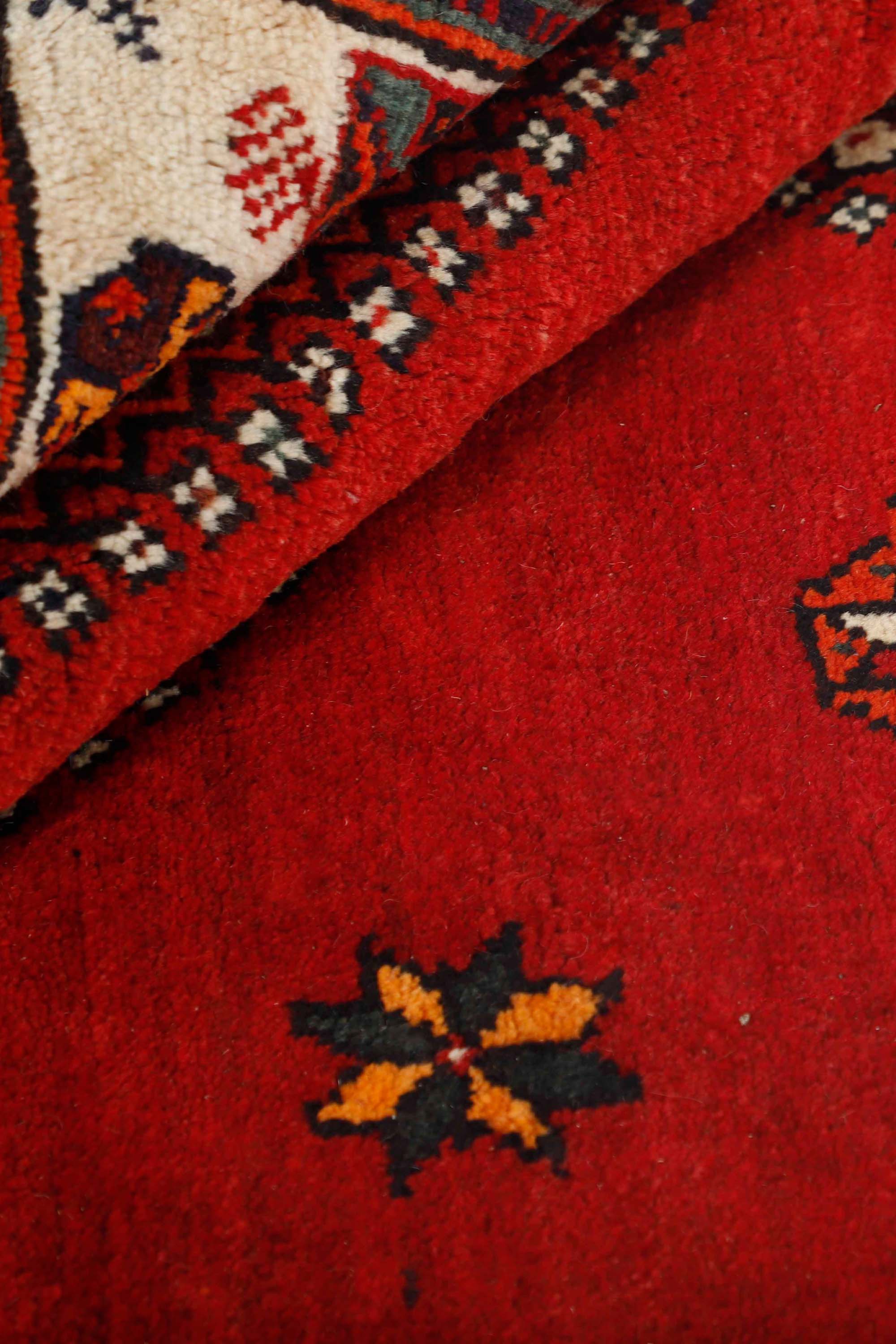 Traditional bordered Shiraz rug
