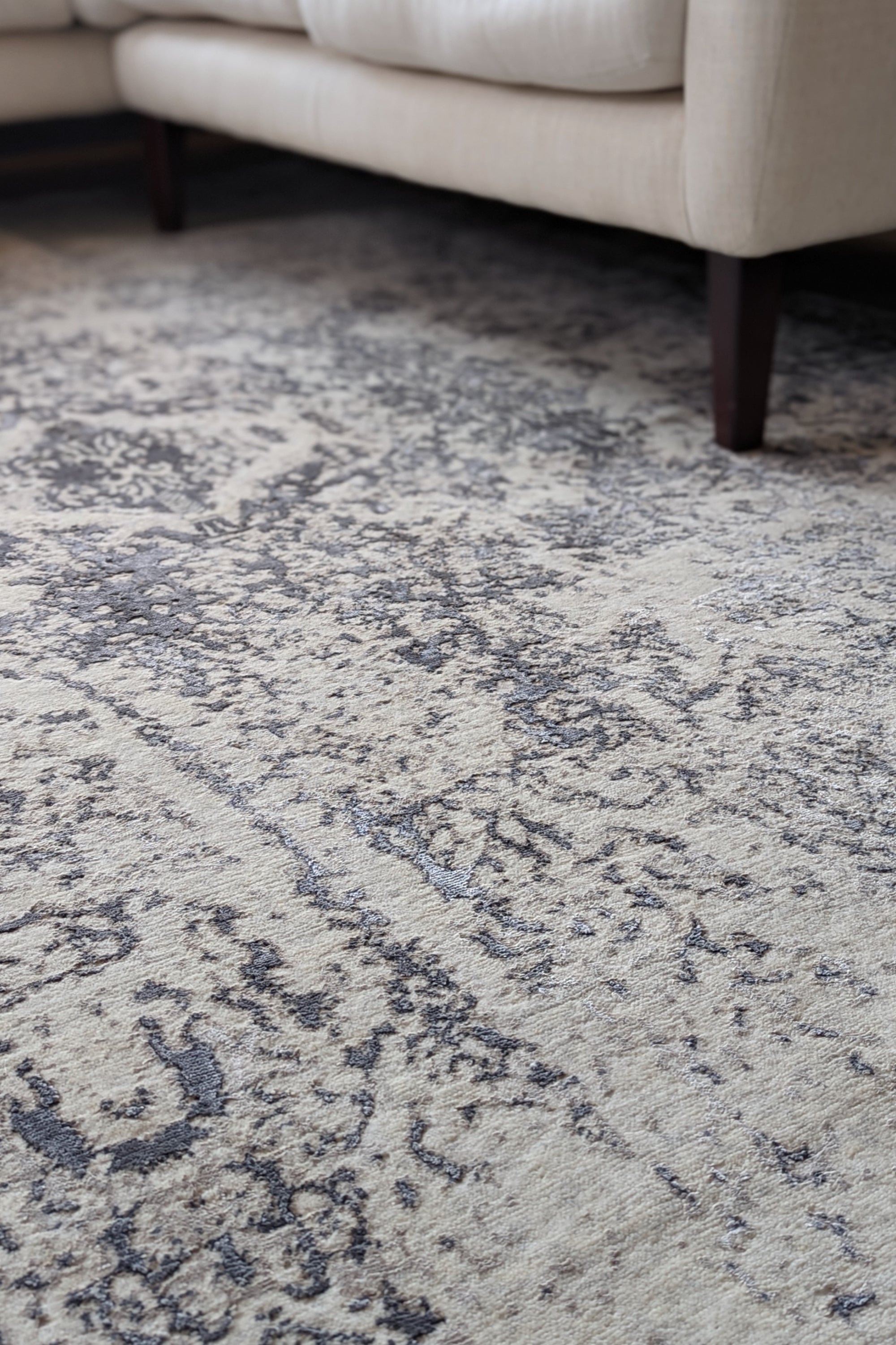 Persimo Modern Charcoal Medallion