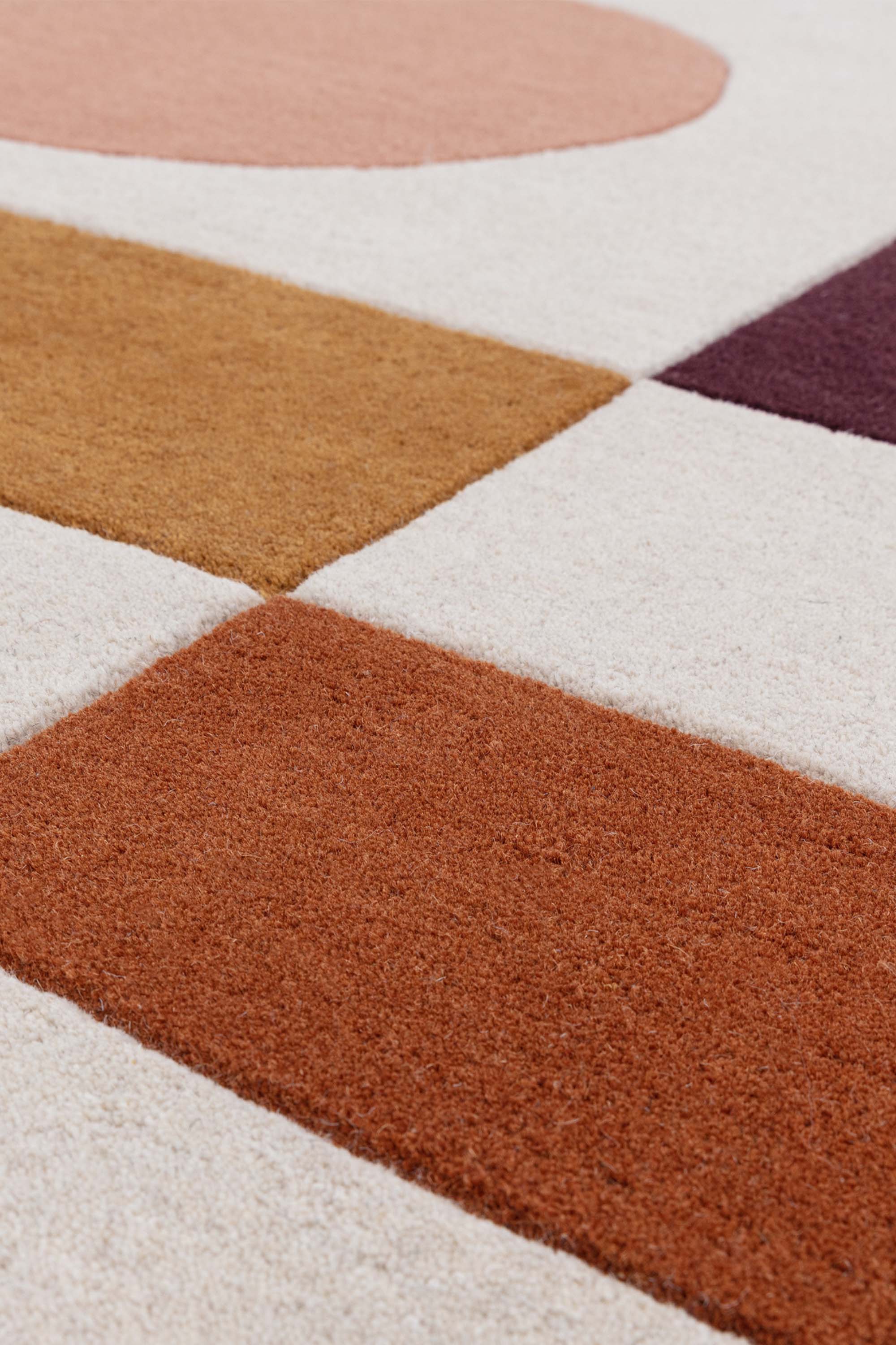 Geometric wool rug featuring a multicolour pattern