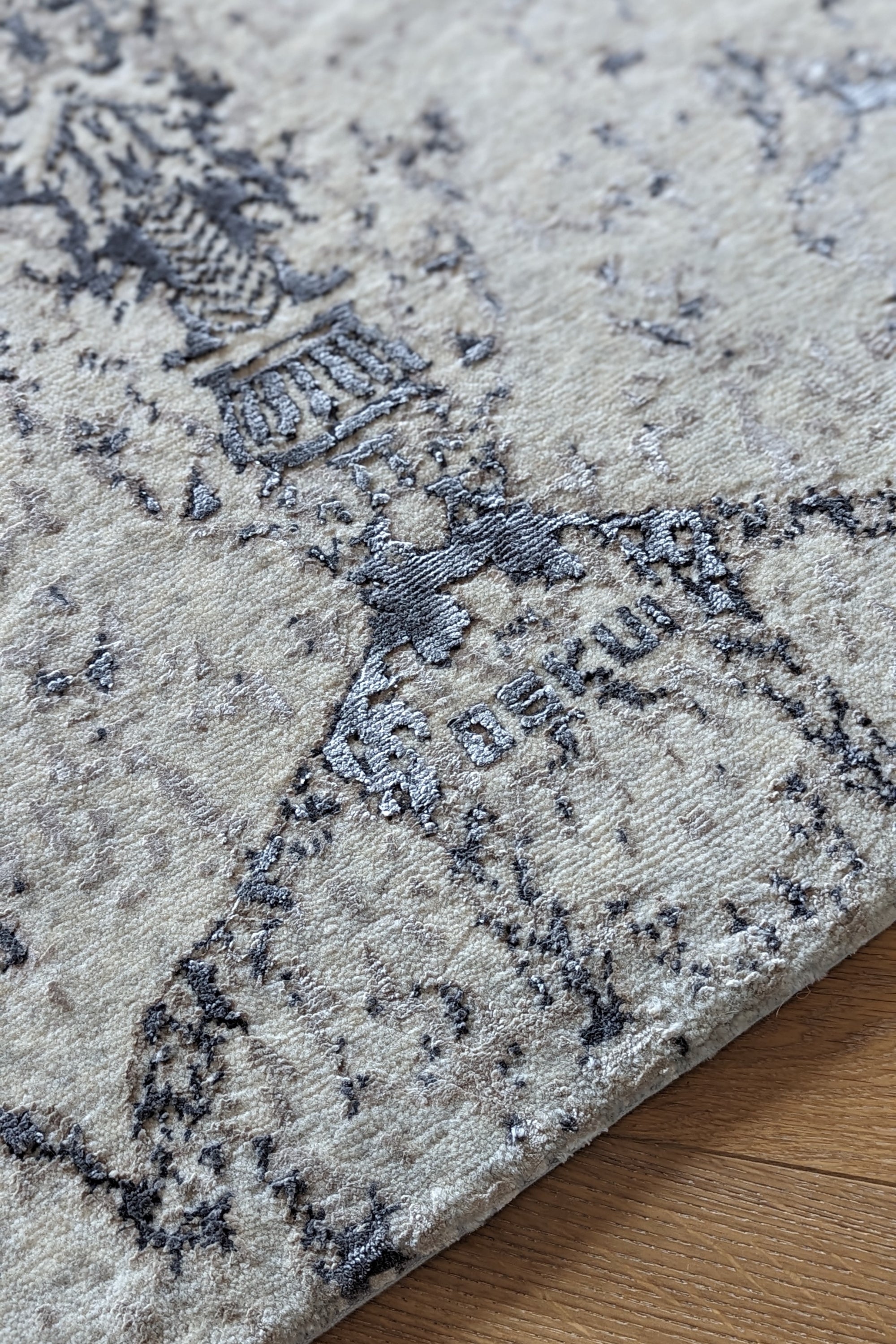 Persimo Modern Charcoal Medallion
