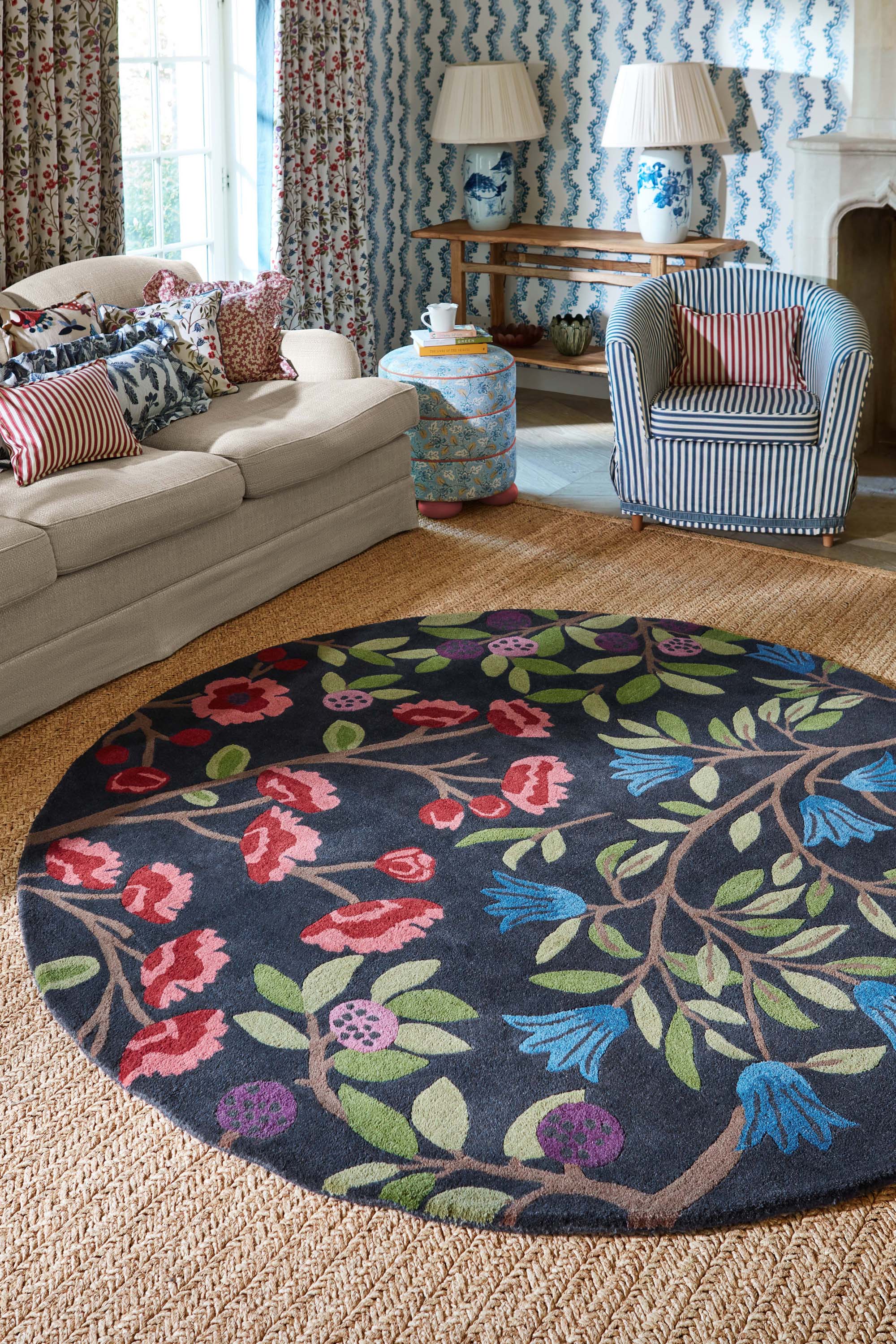 Modern circle rug with floral pattern in blue and natural tones