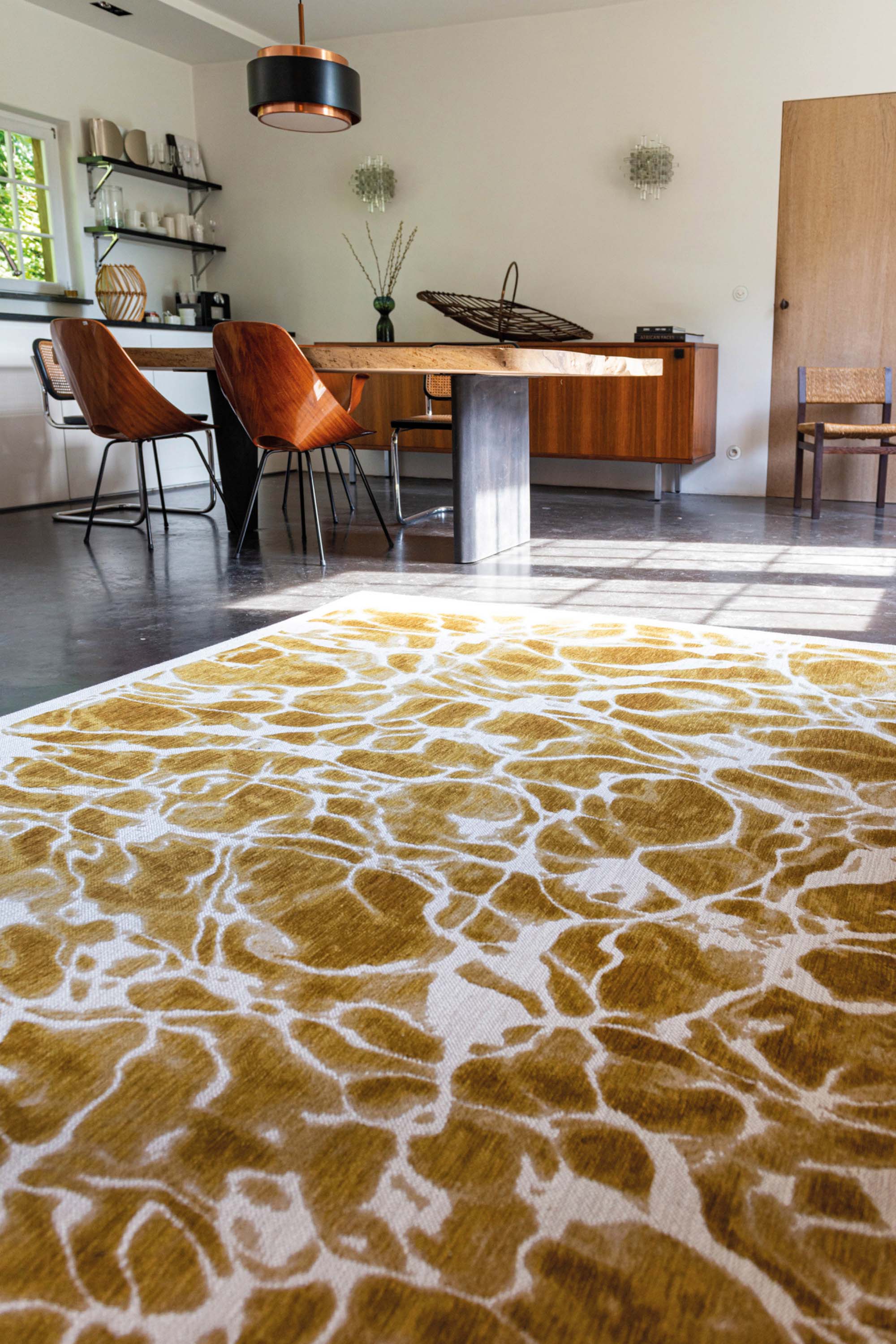 Modern rug with gold abstract water inspired pattern