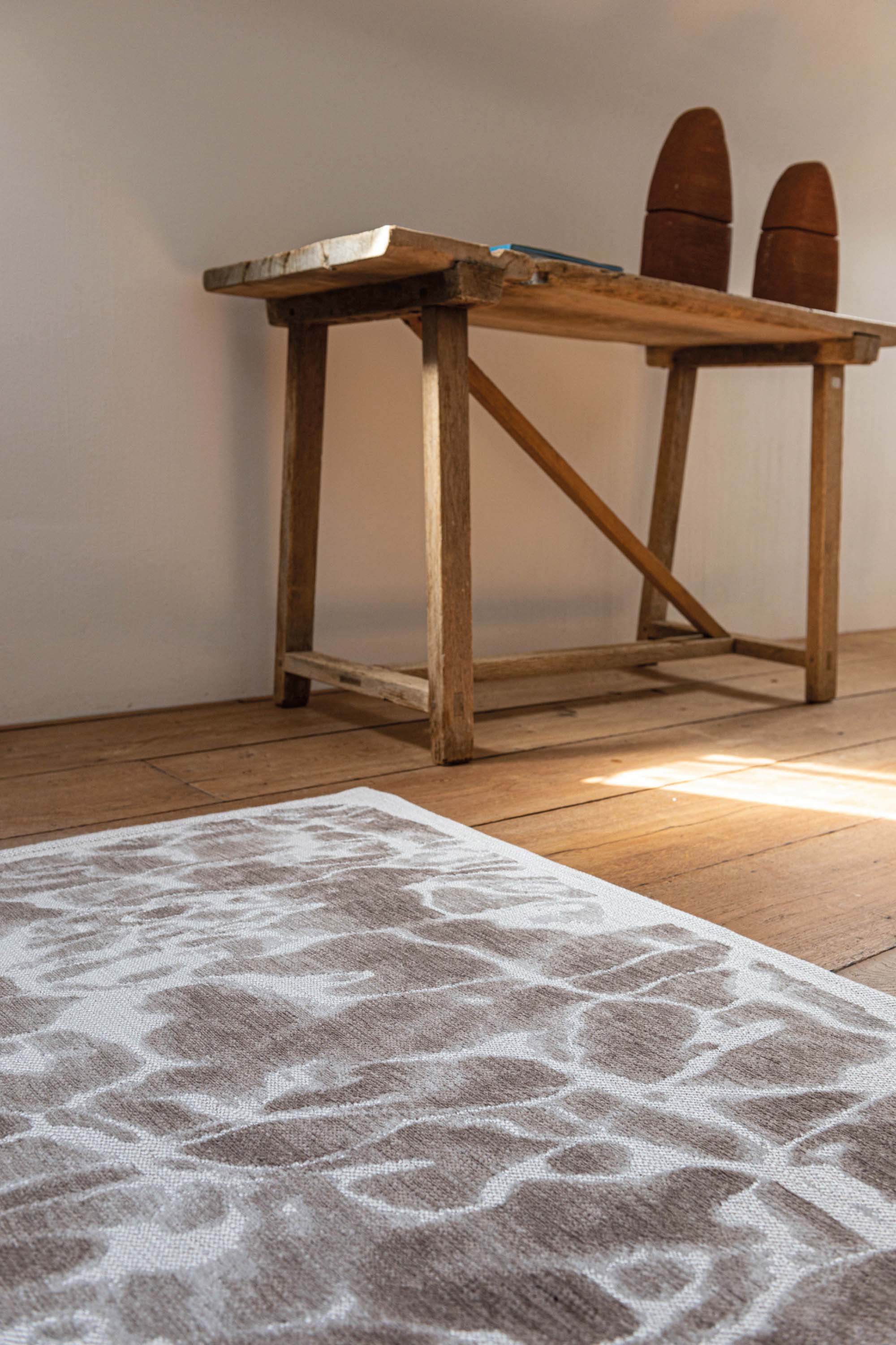 Modern runner rug with silver abstract water inspired pattern