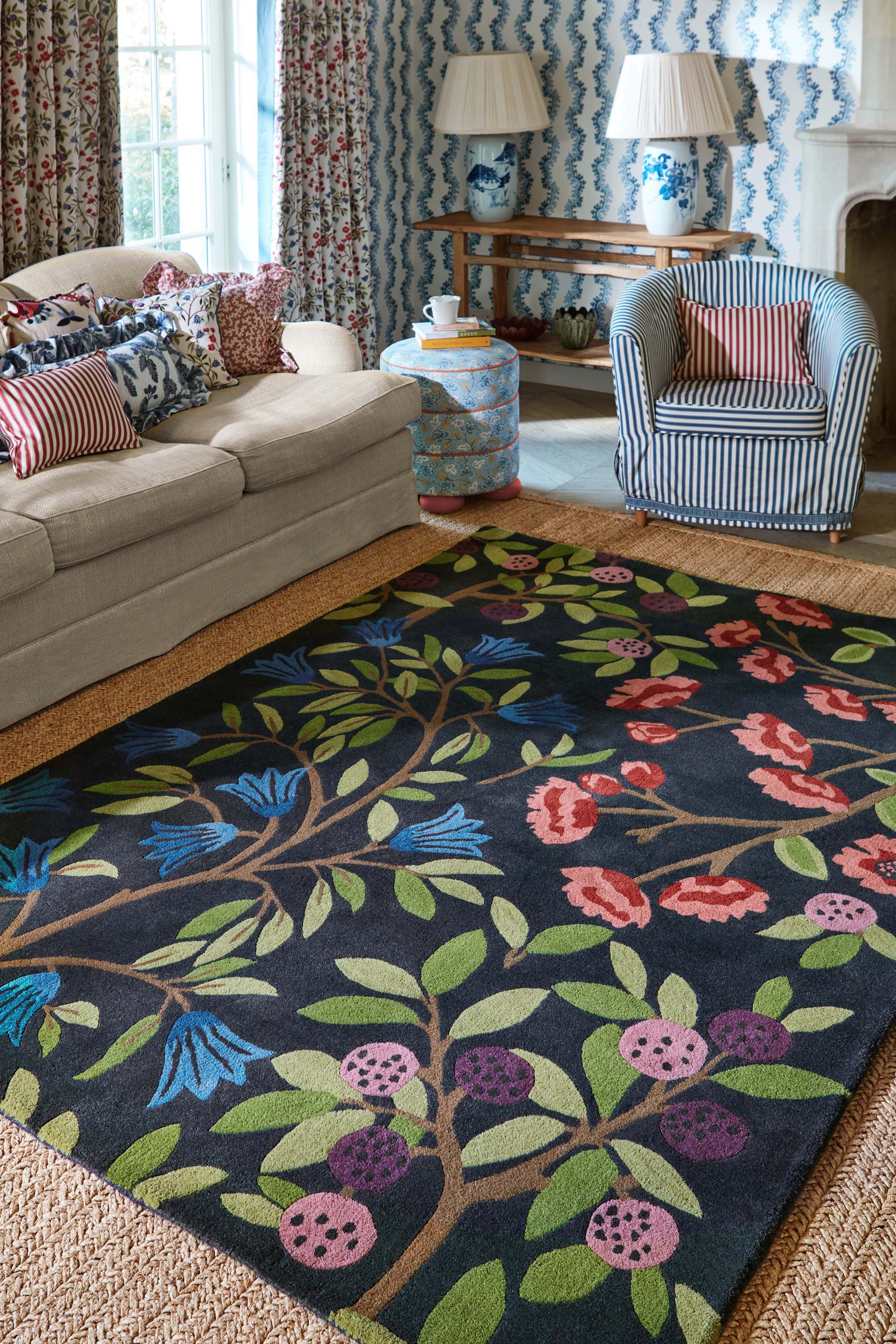 Modern rug with floral pattern in blue and natural tones