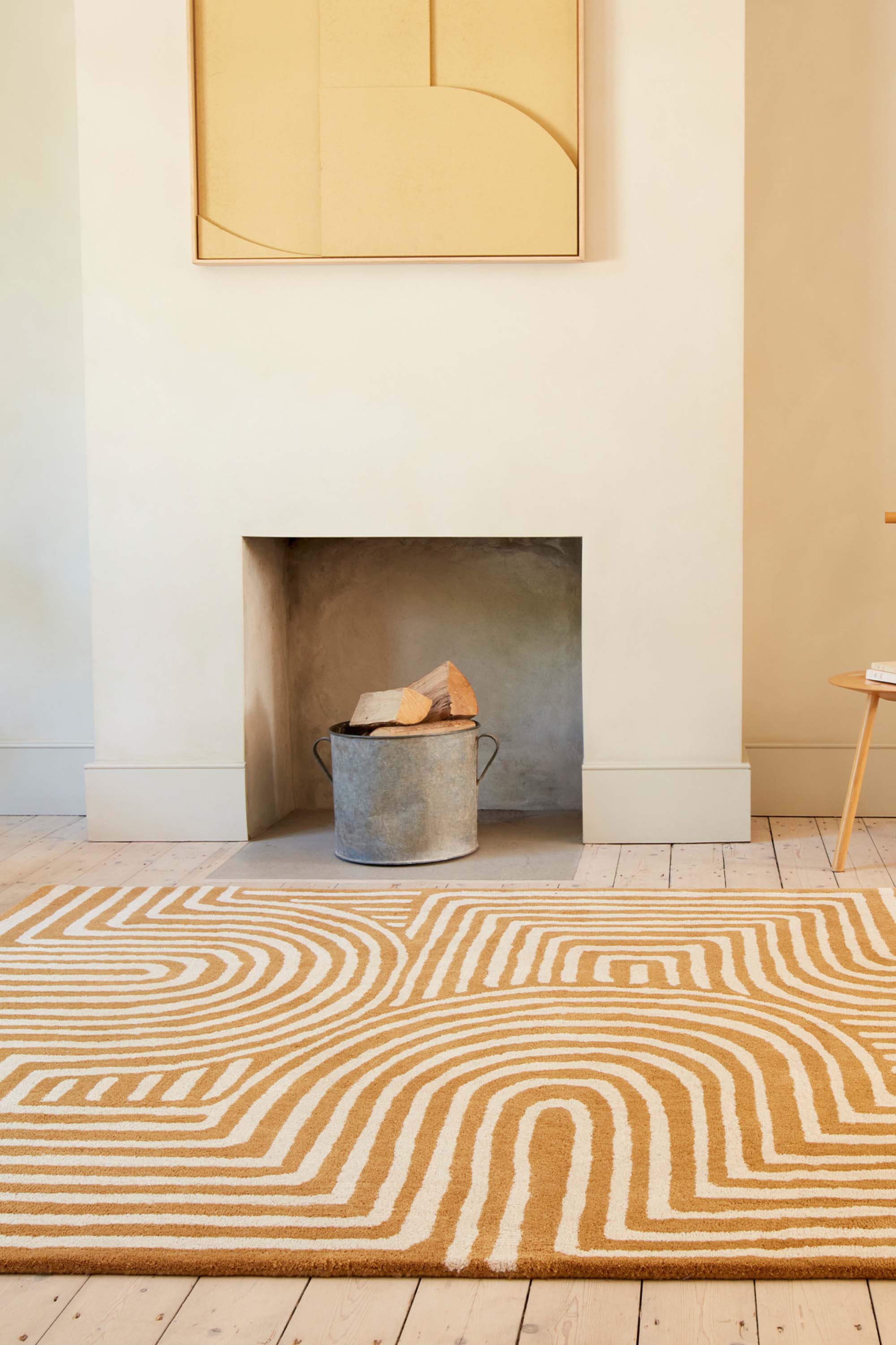 Geometric wool rug featuring a multicolour pattern