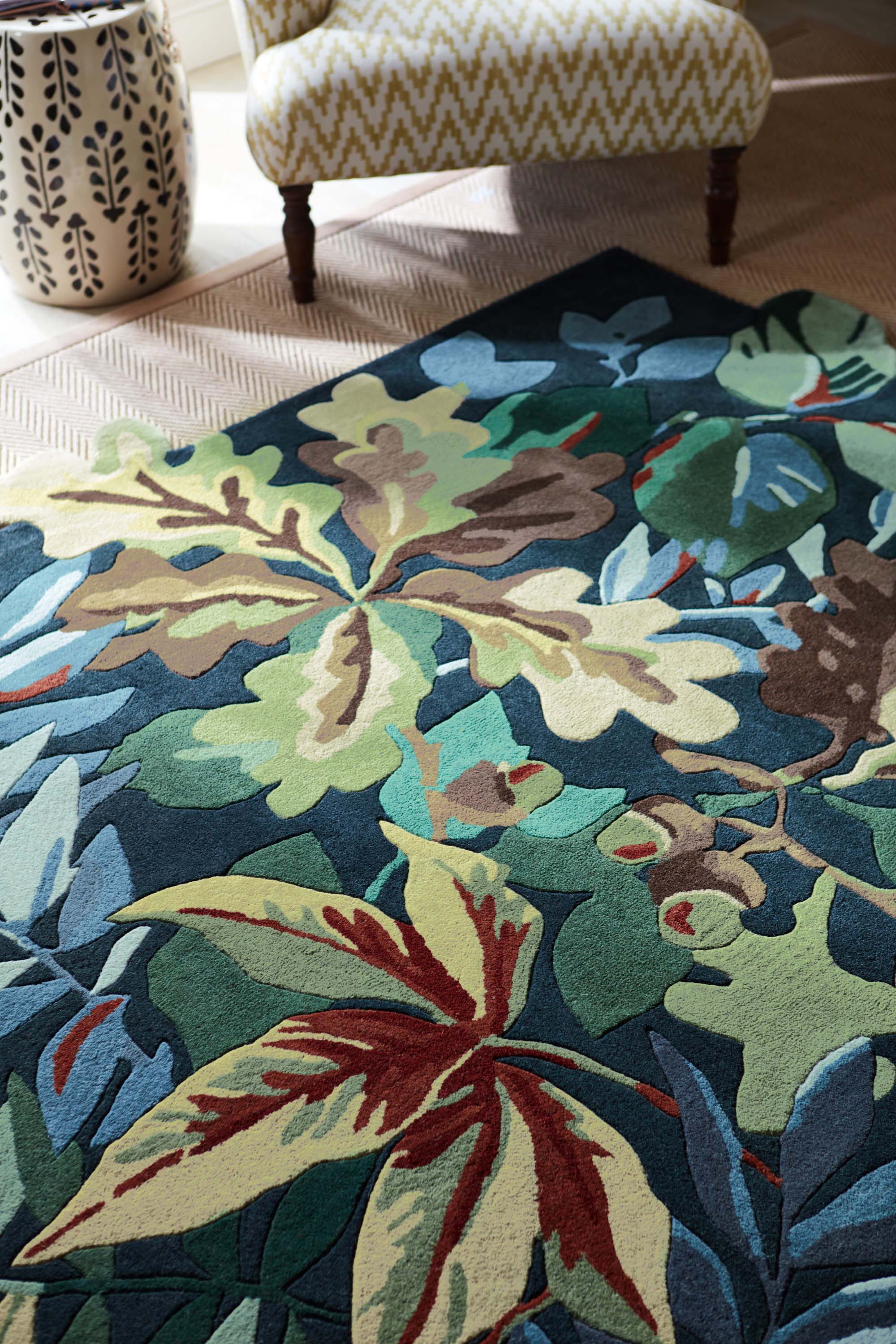 Floral rug with extruding pattern in blue and natural tones
