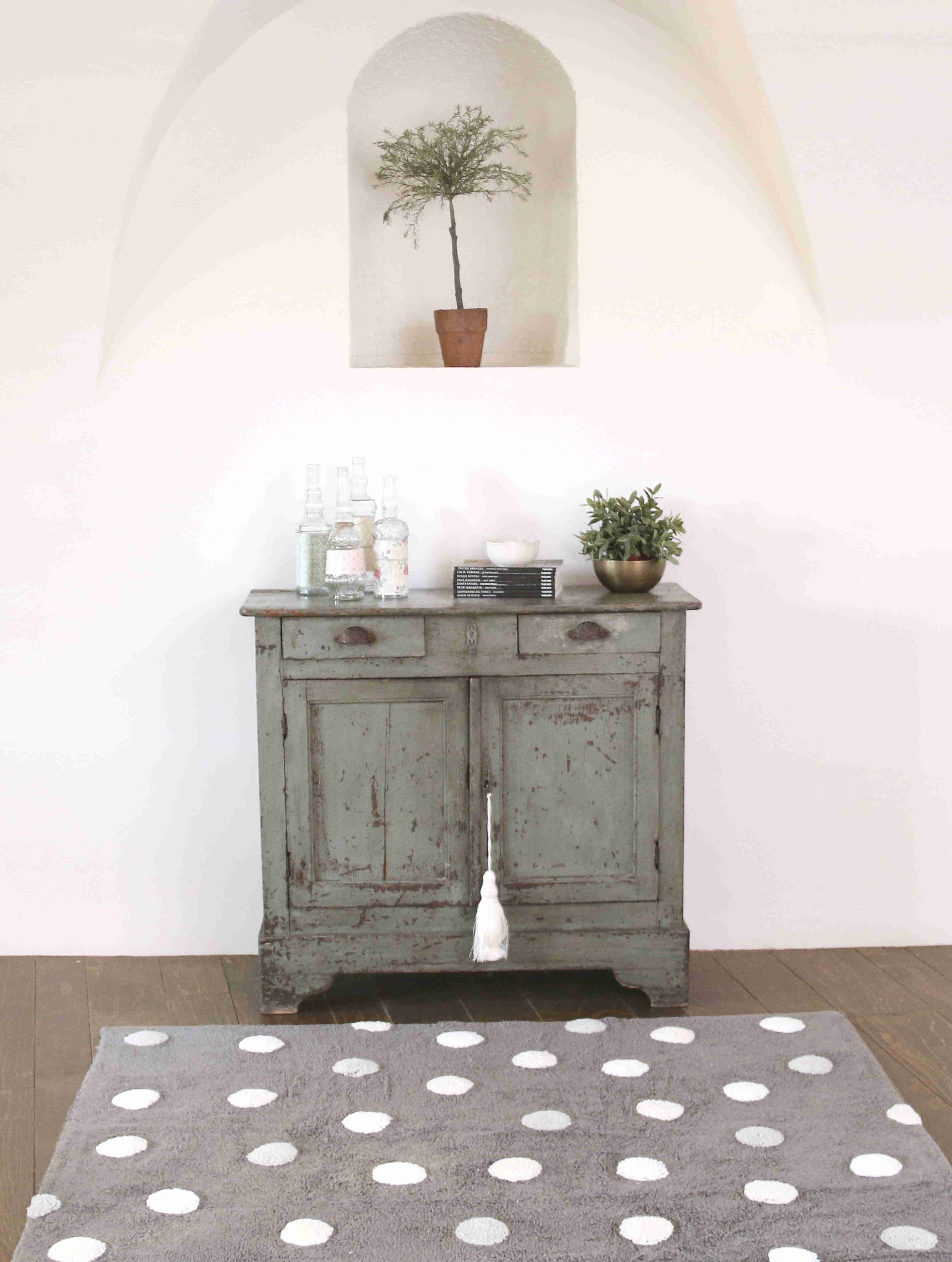 Rectangular grey cotton rug decorated with white polka dots