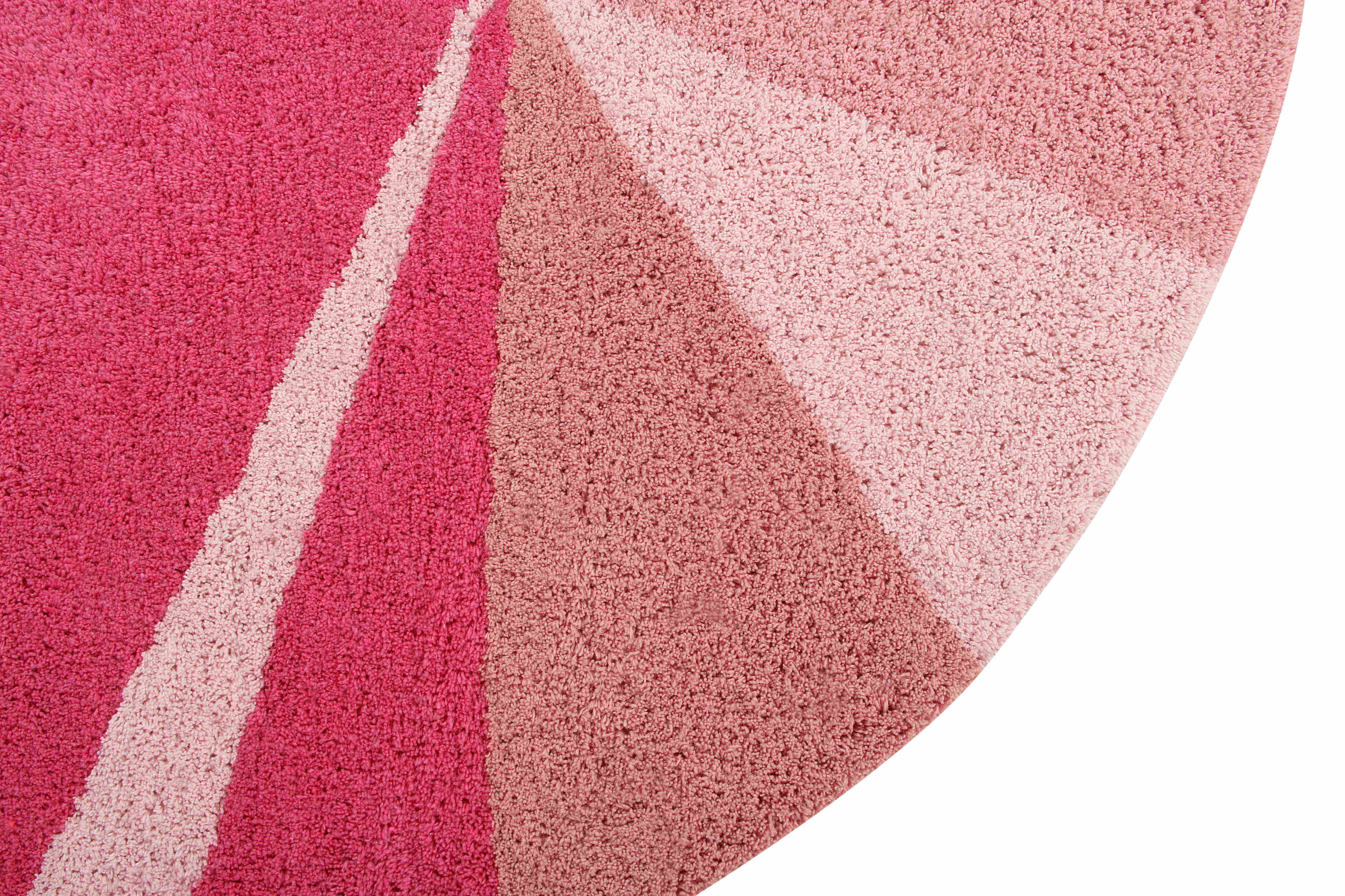 Circular cotton rug with abstract geometric triangle design in pink hues