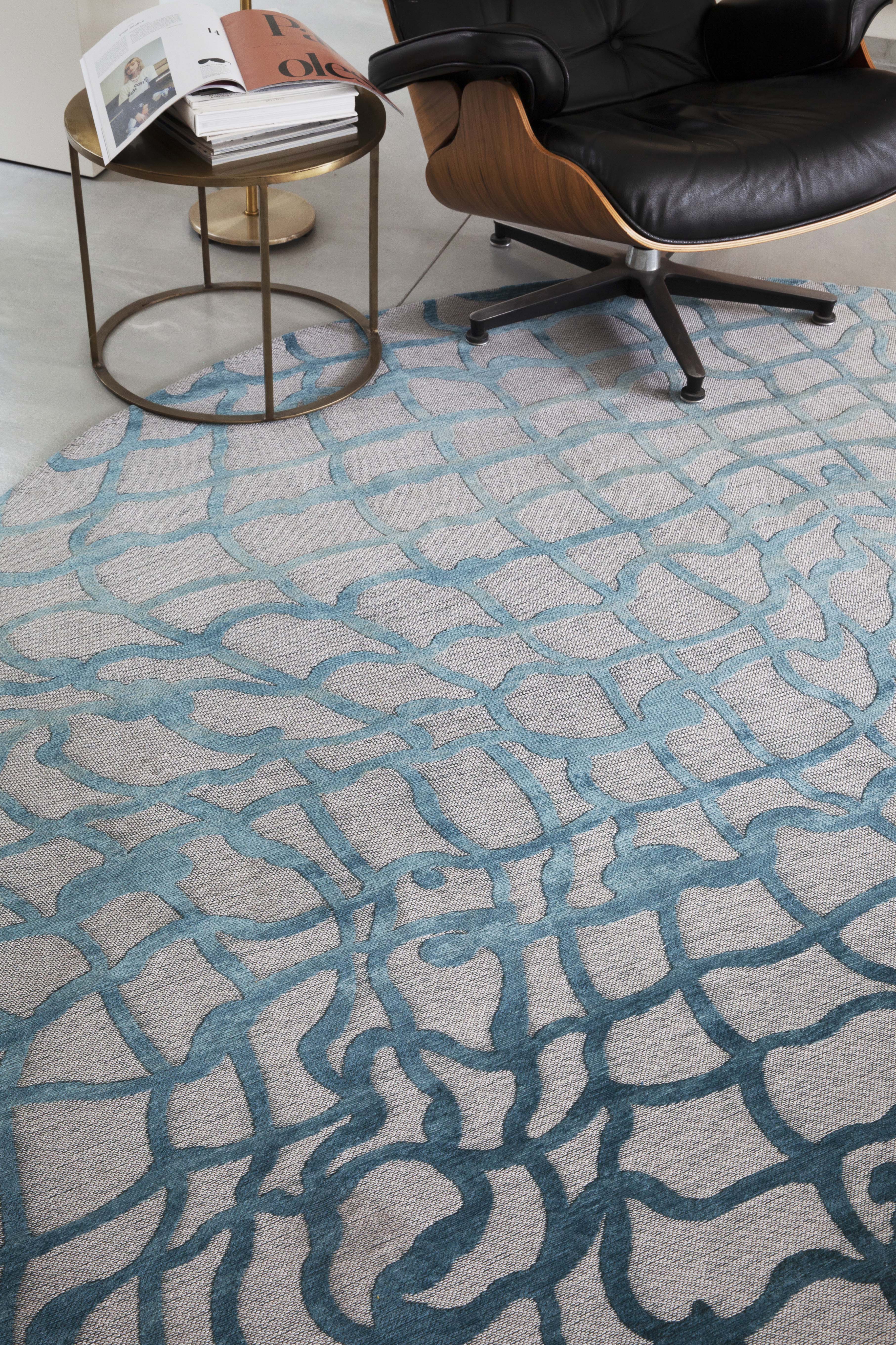 flatweave circle rug with abstract blue design