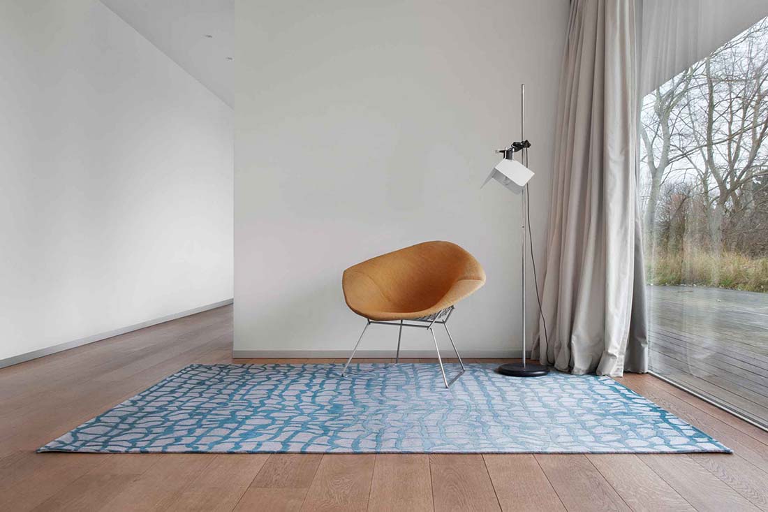 flatweave area rug with abstract blue design

