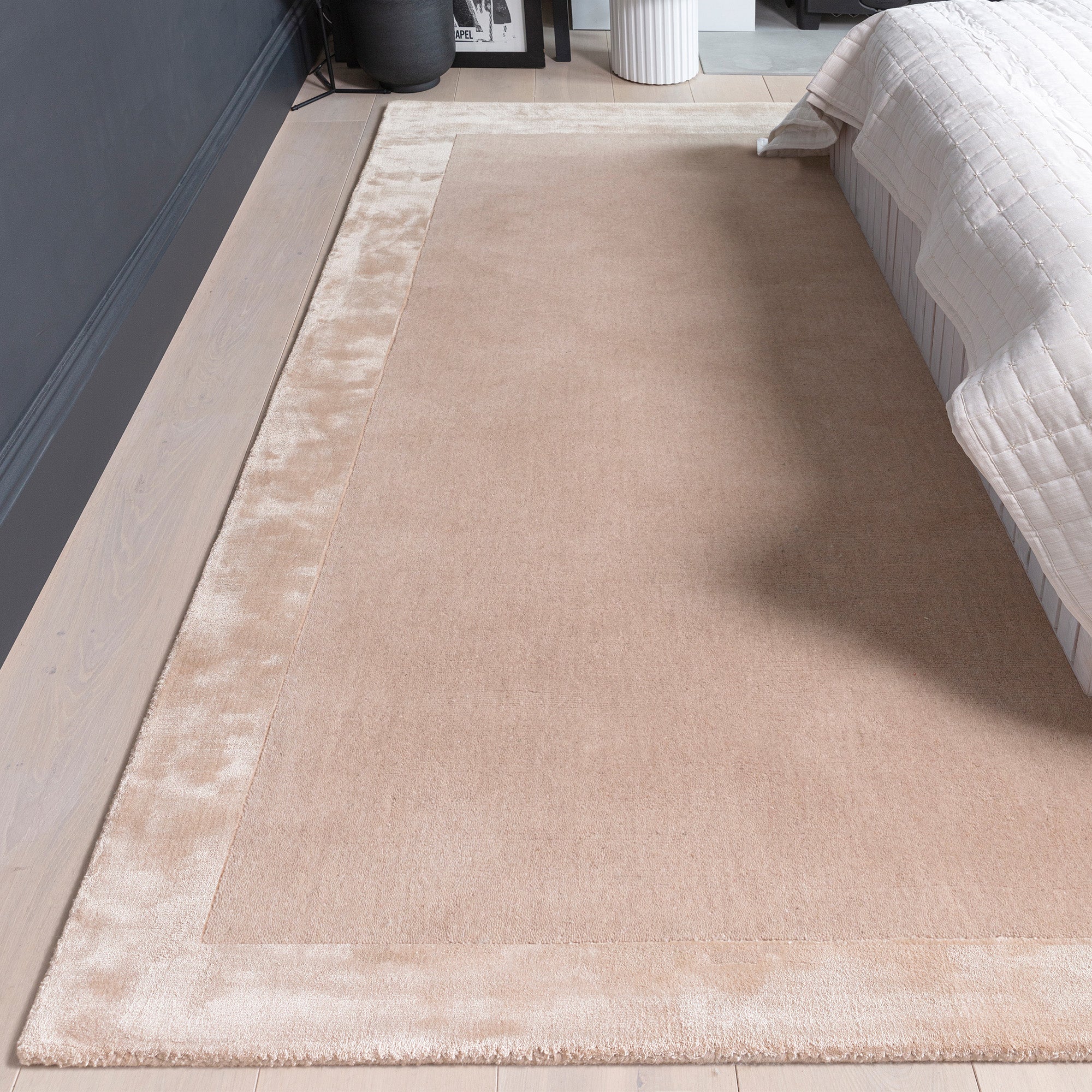 Beige wool and viscose rug with a border design
