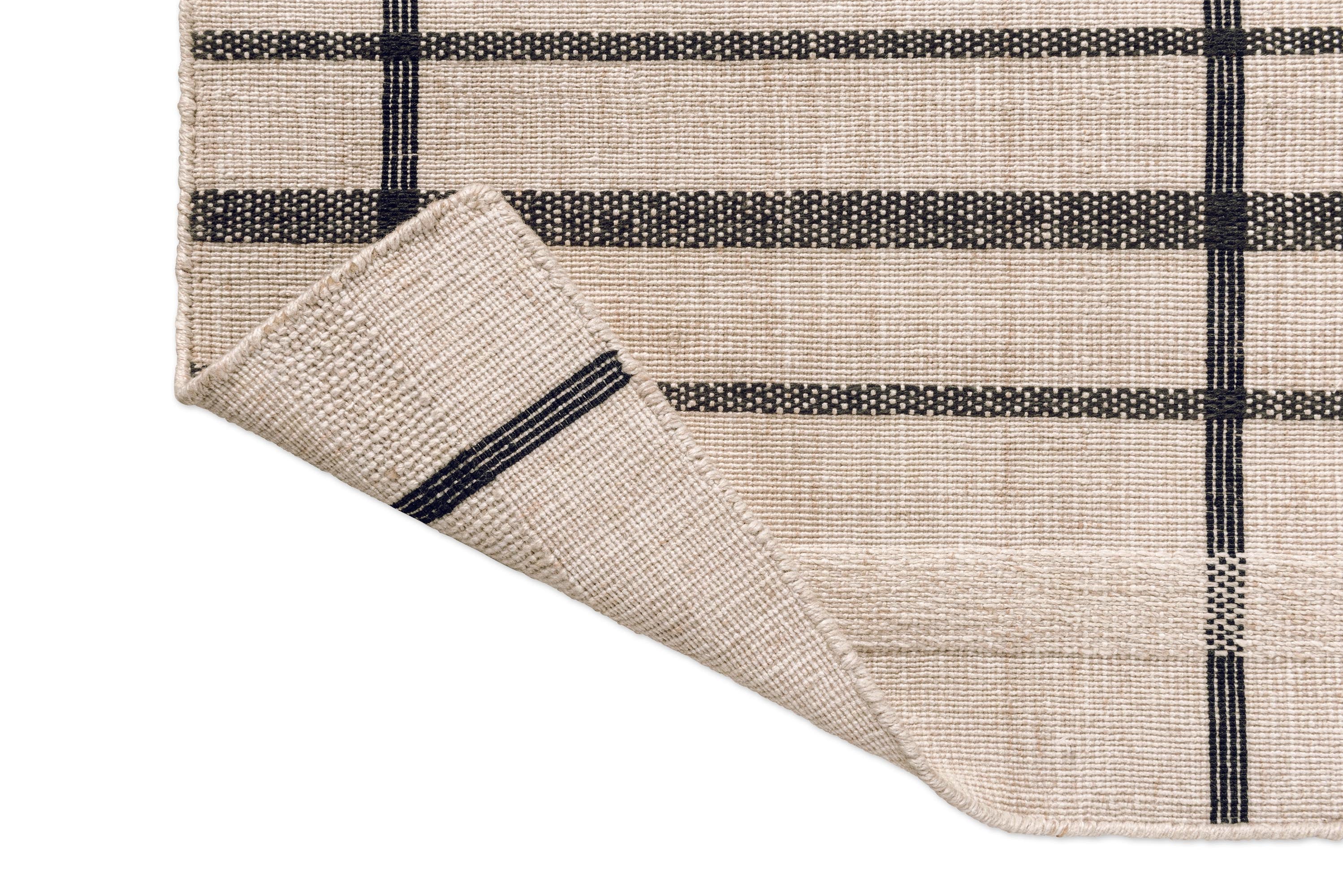 Zona Charcoal Line Outdoor Runner 497605