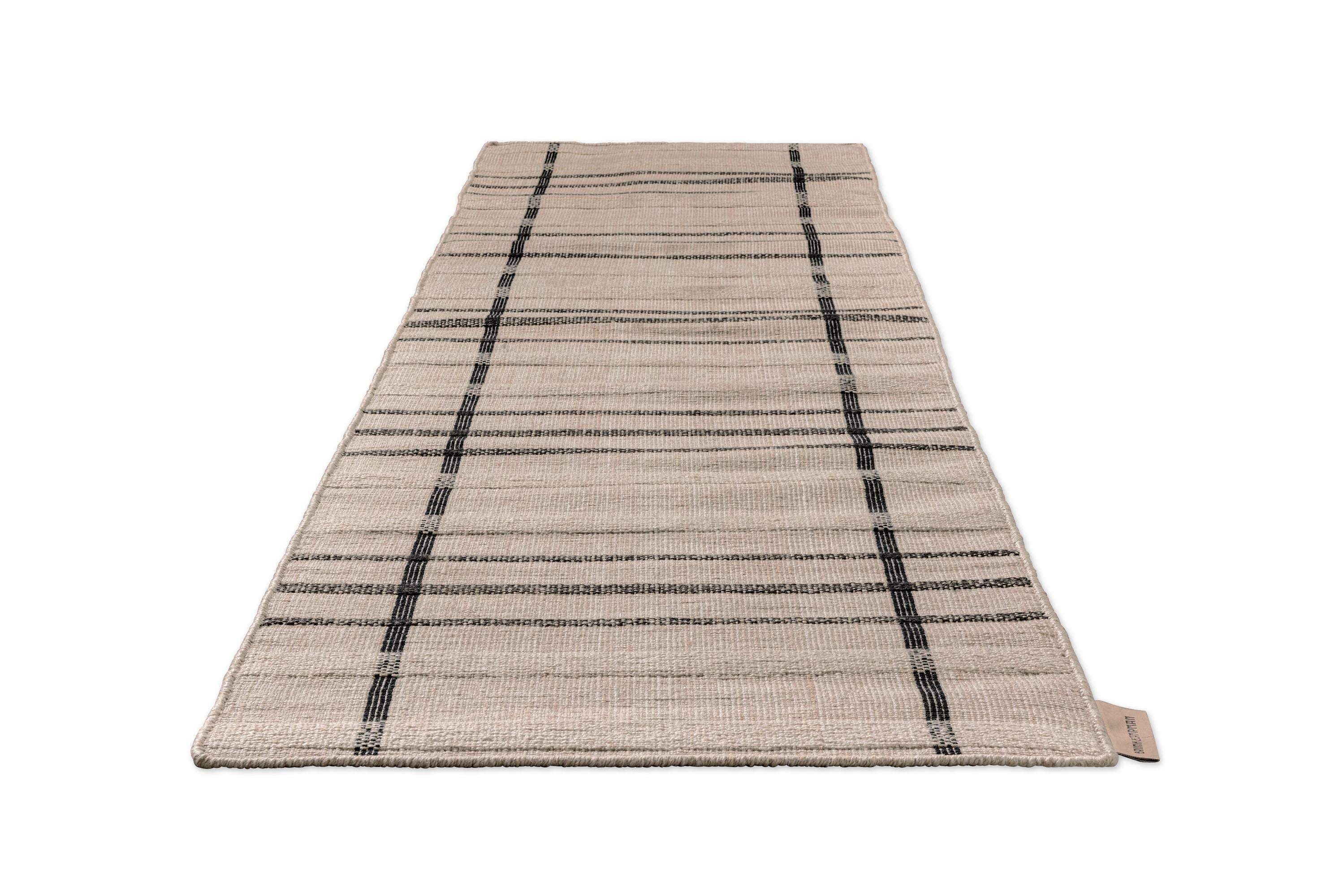 Zona Charcoal Line Outdoor Runner 497605