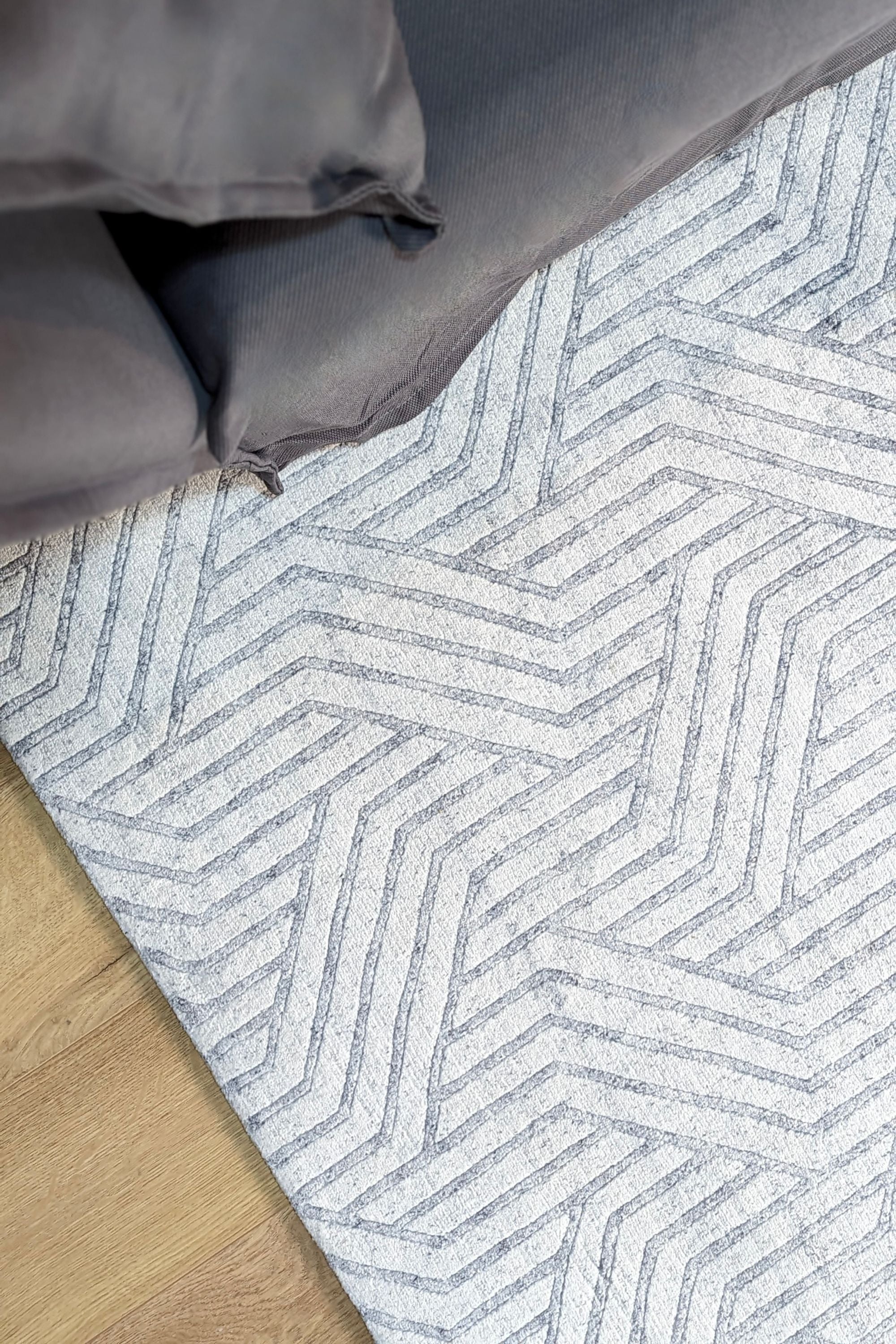 viscose and wool geometric rug in white and grey