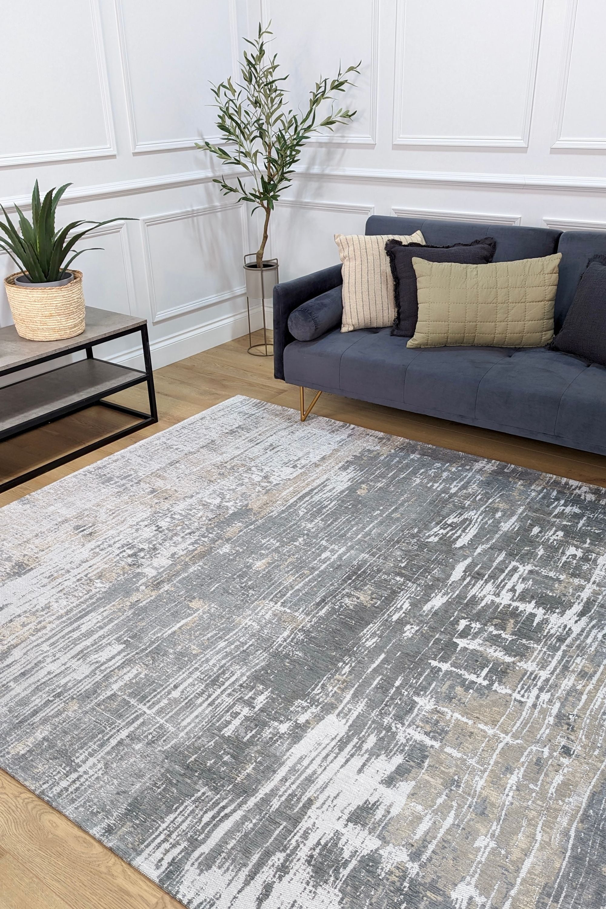 Flatweave rug with abstract stripe pattern in grey