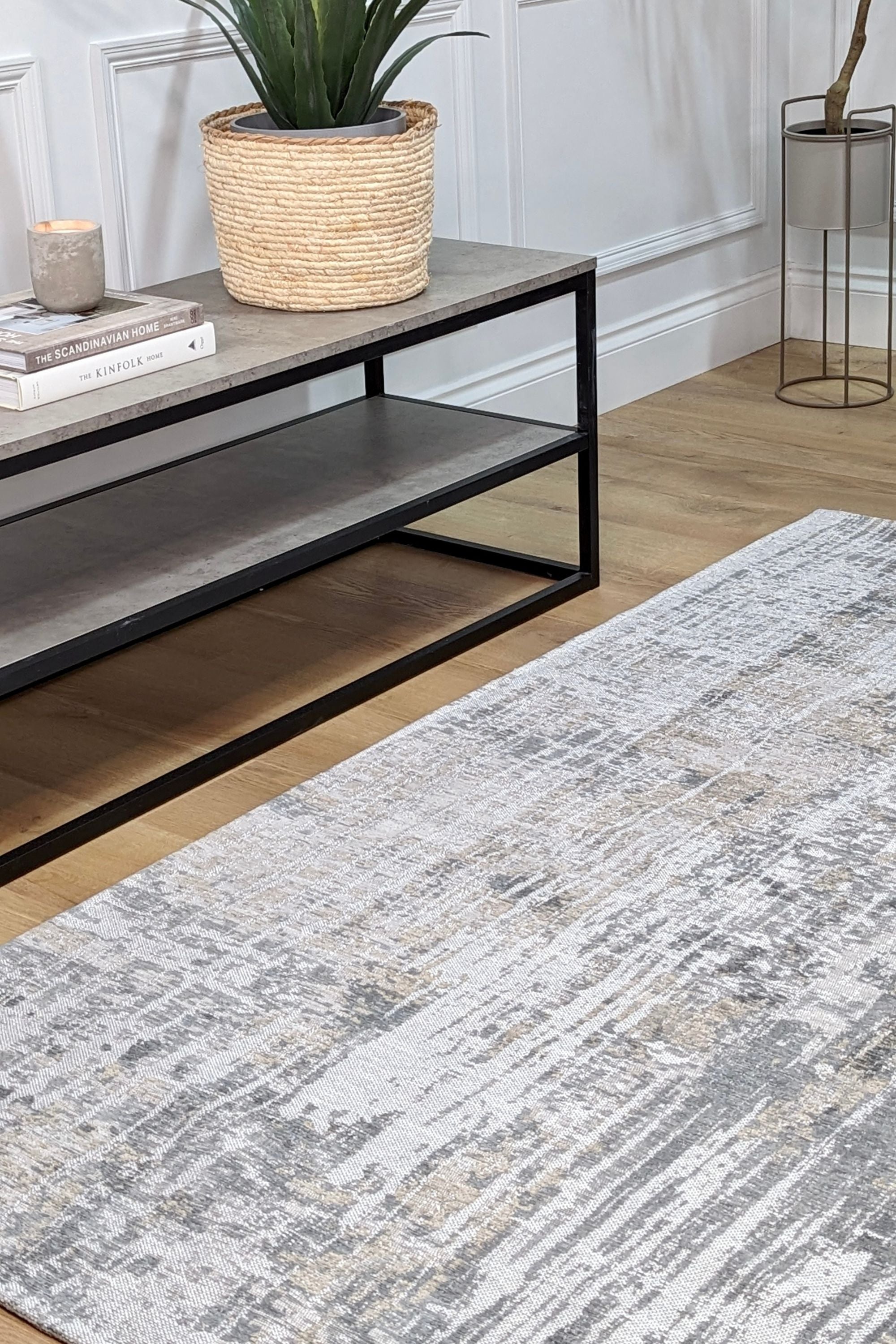 Flatweave rug with abstract stripe pattern in grey