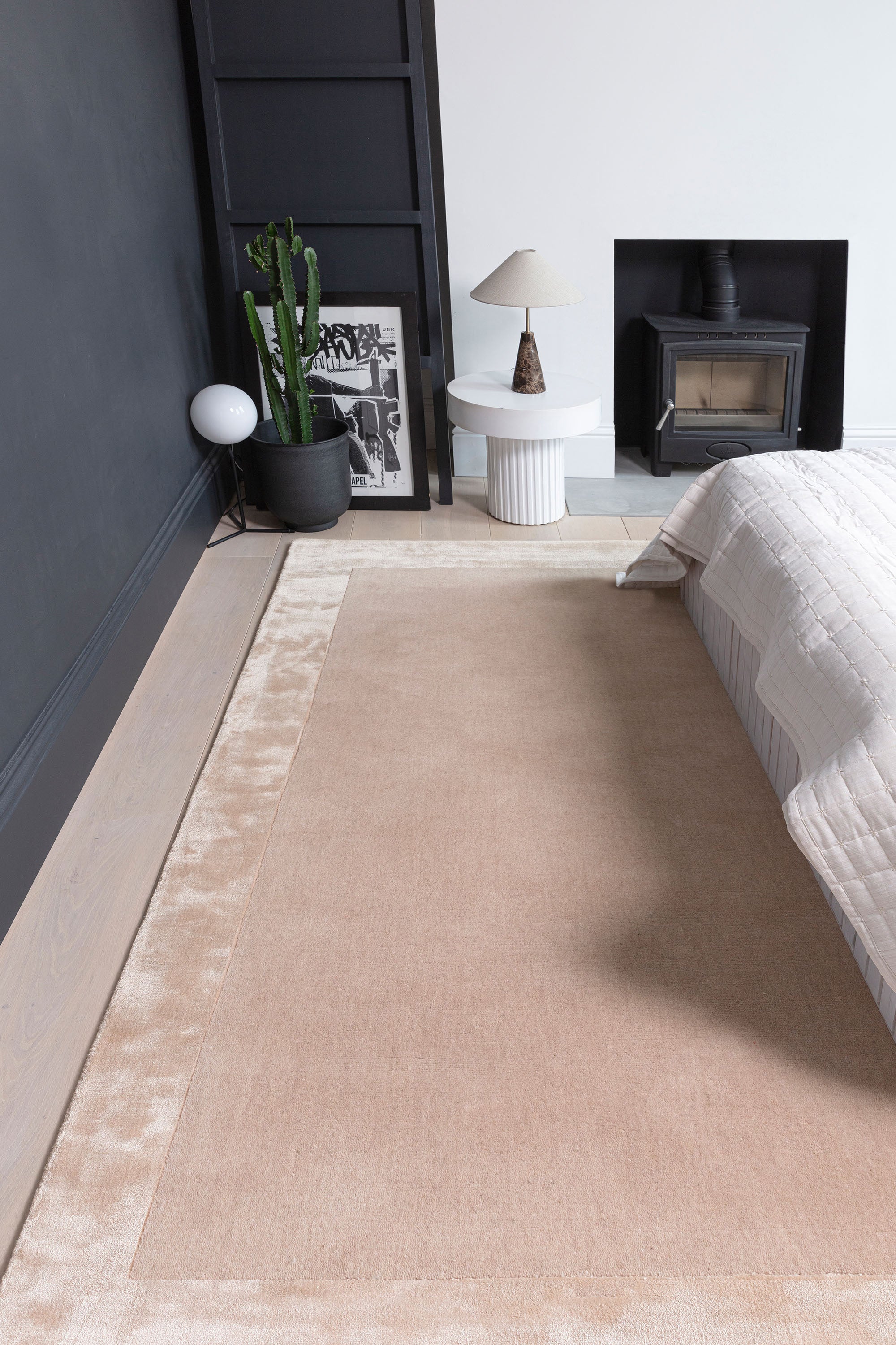 Beige wool and viscose rug with a border design