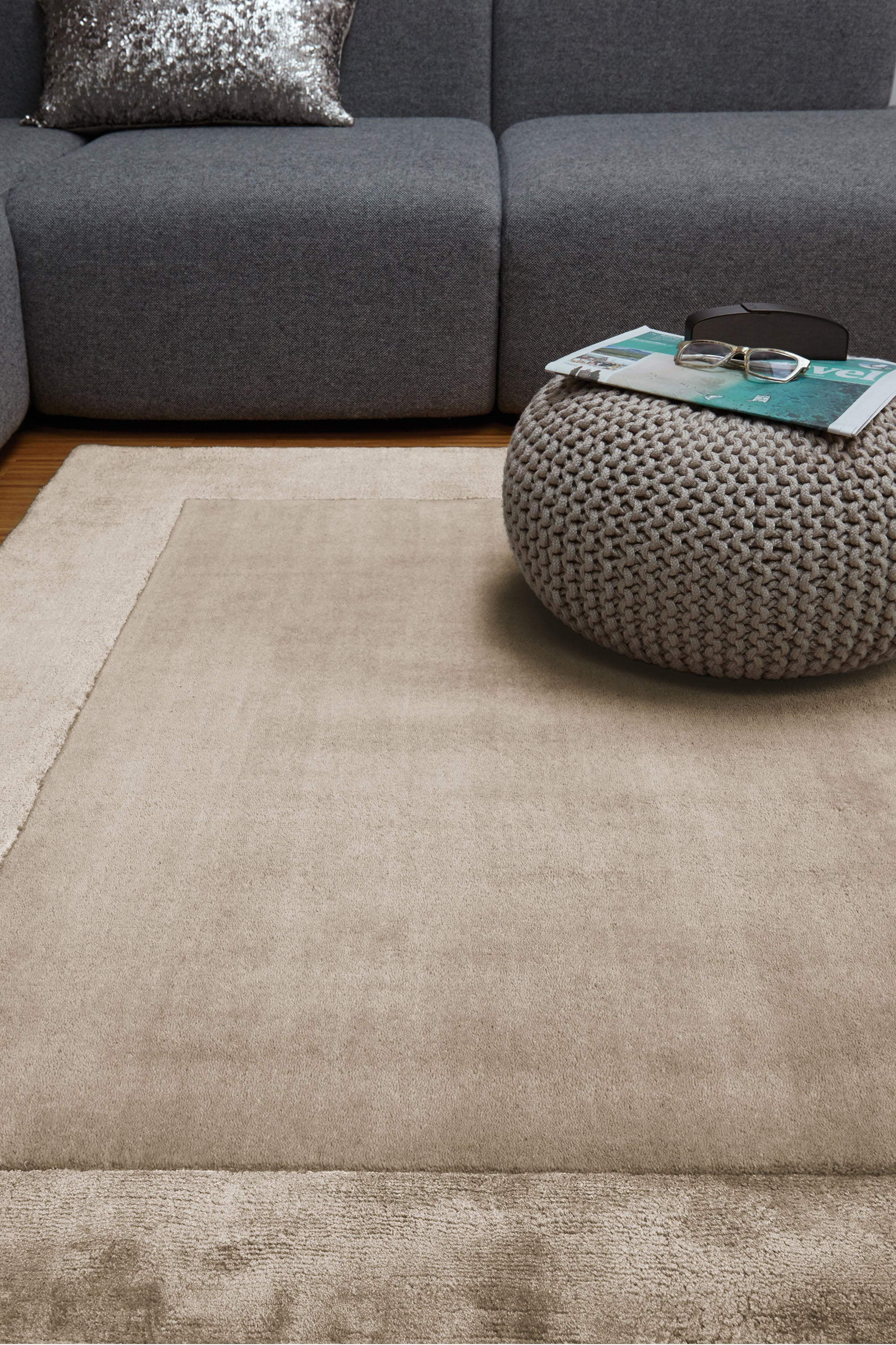 beige wool and viscose rug with a border design